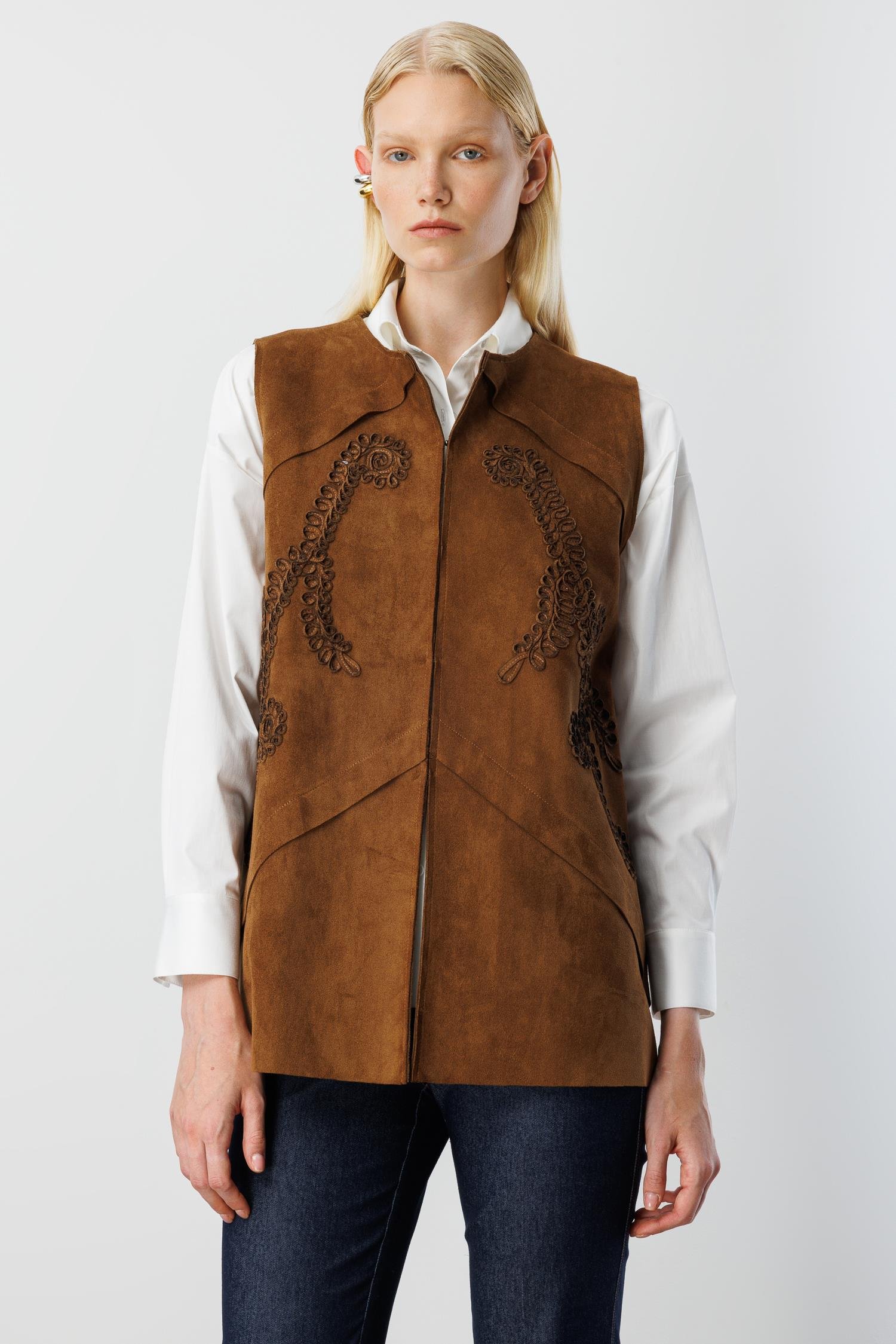 Modailgi  Sıfır Yakalı Havalı Dikiş Ve Lase Nakış Detaylı Uzun Süet Yelek Taba