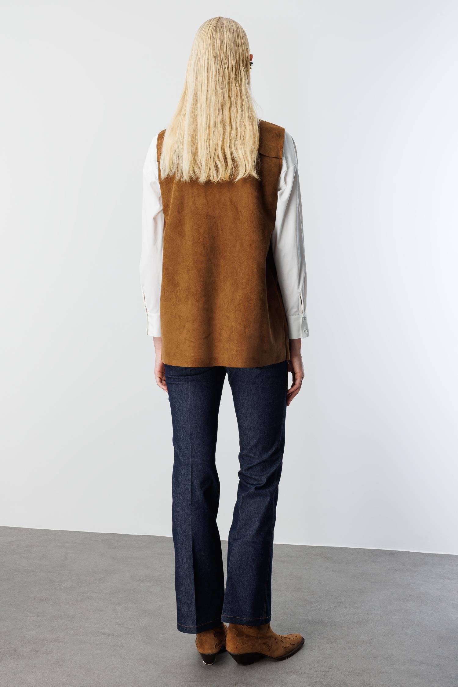 Modailgi  Sıfır Yakalı Havalı Dikiş Ve Lase Nakış Detaylı Uzun Süet Yelek Taba