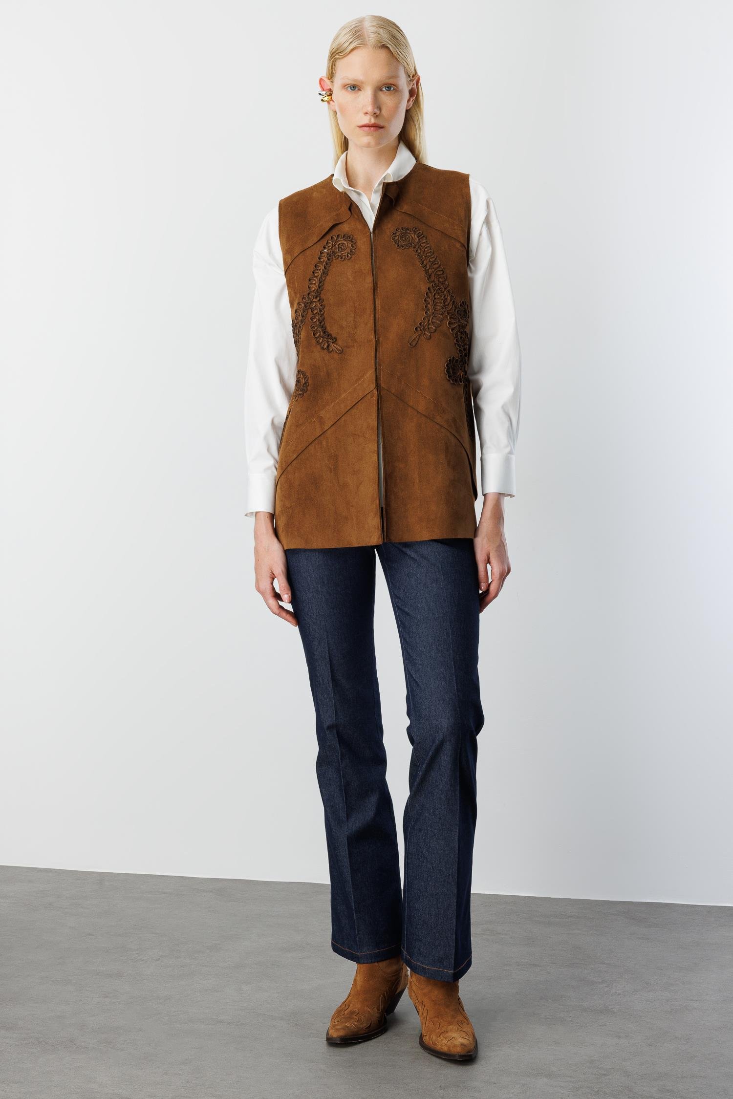 Modailgi  Sıfır Yakalı Havalı Dikiş Ve Lase Nakış Detaylı Uzun Süet Yelek Taba