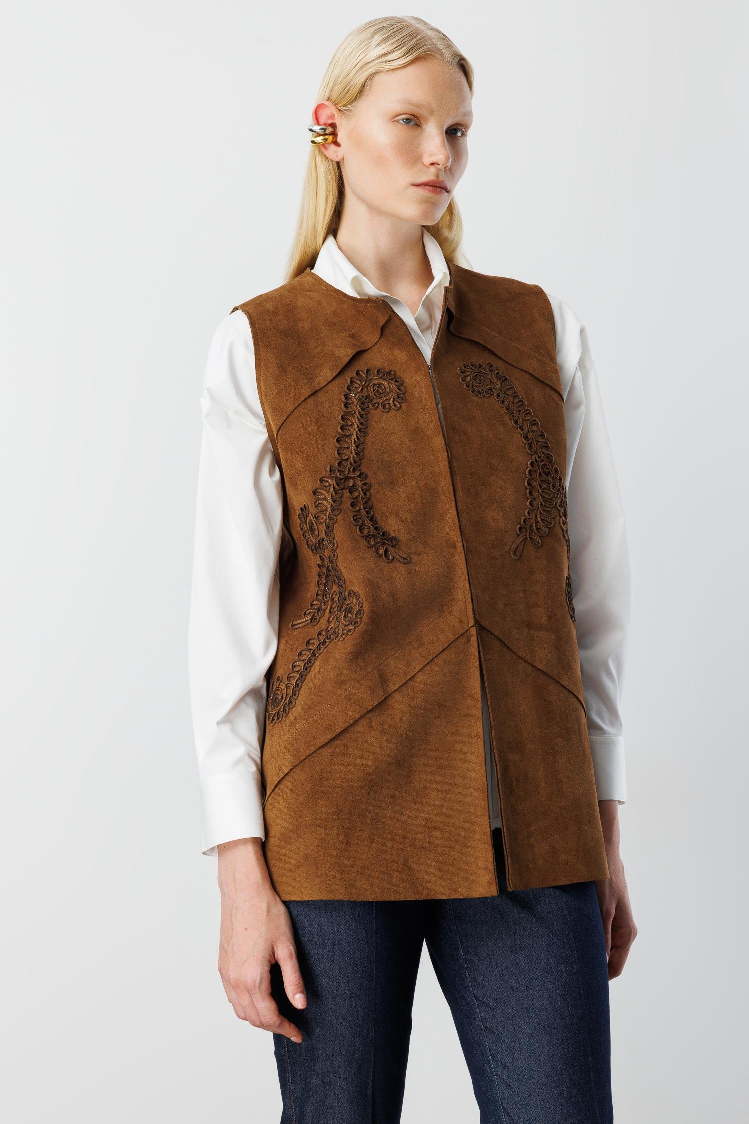 Modailgi  Sıfır Yakalı Havalı Dikiş Ve Lase Nakış Detaylı Uzun Süet Yelek Taba