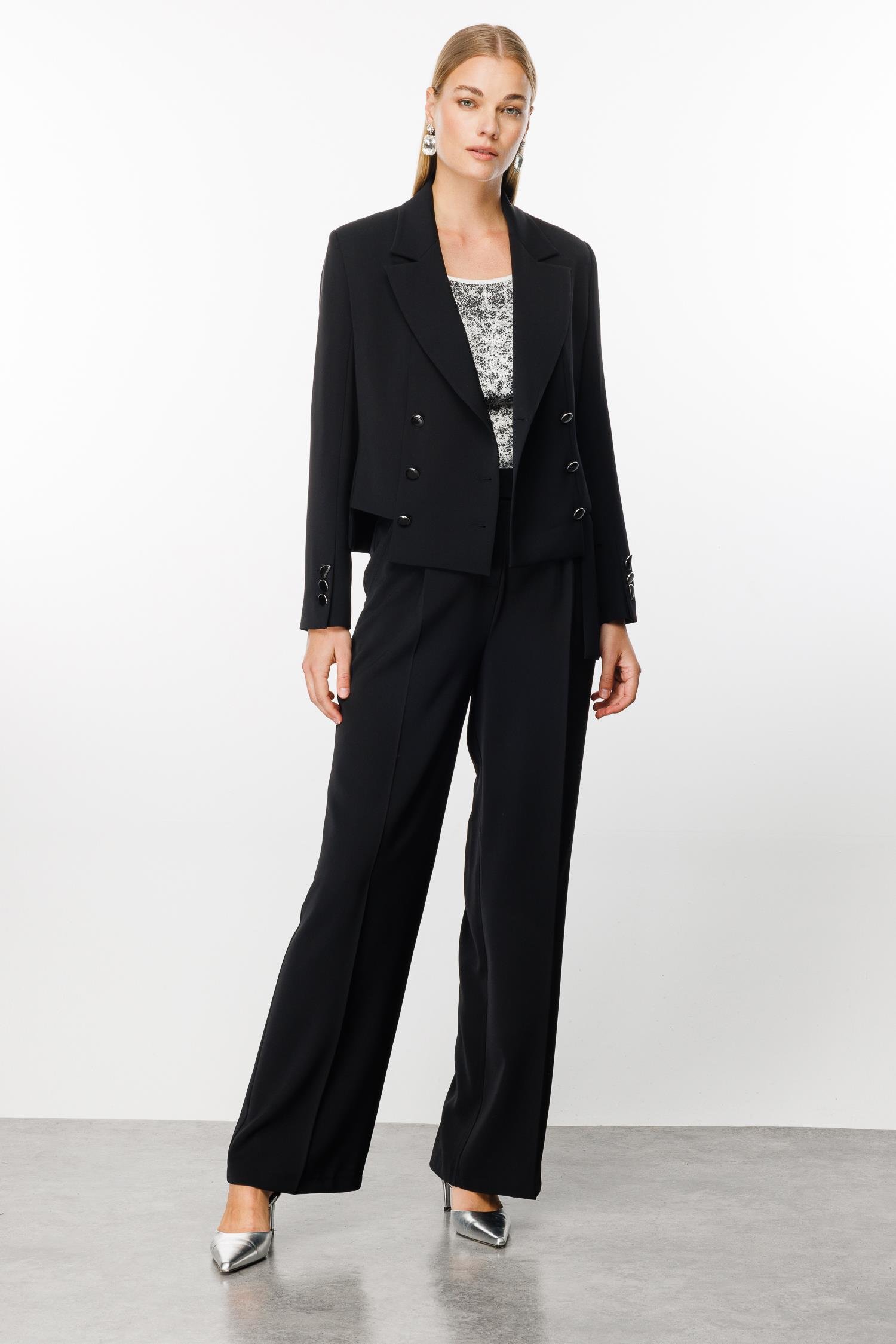 Modailgi  Simetrik Kesik Detaylı Kısa Astarlı Ceket Siyah