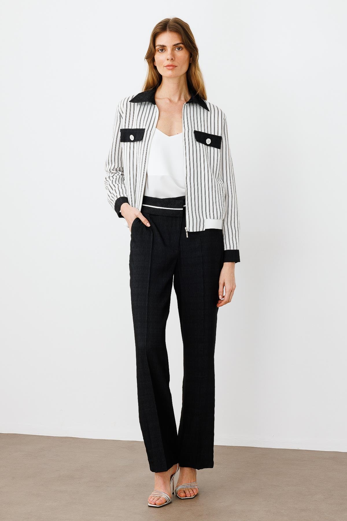 Modailgi  Sırtı İnci İşleme Detaylı Fermuarlı Çizgili Kısa Mont Ekru