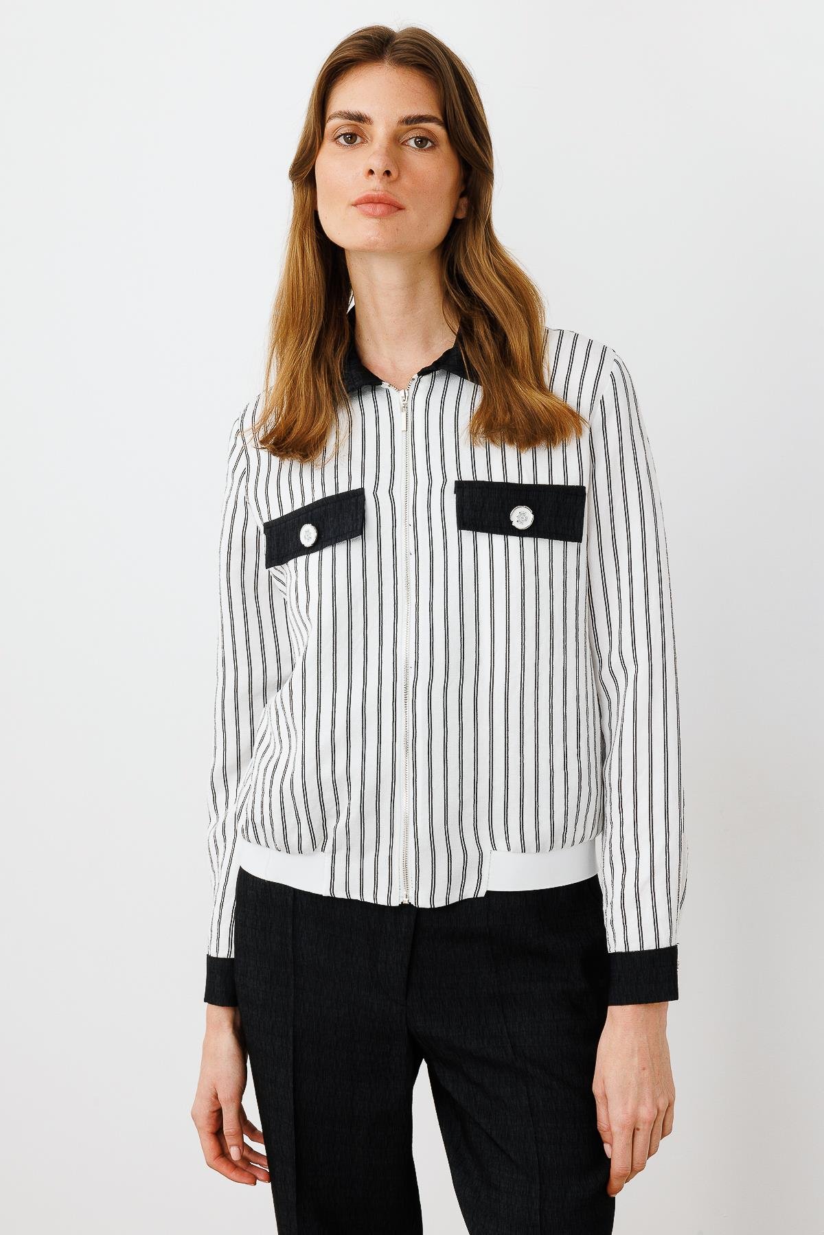 Modailgi  Sırtı İnci İşleme Detaylı Fermuarlı Çizgili Kısa Mont Ekru