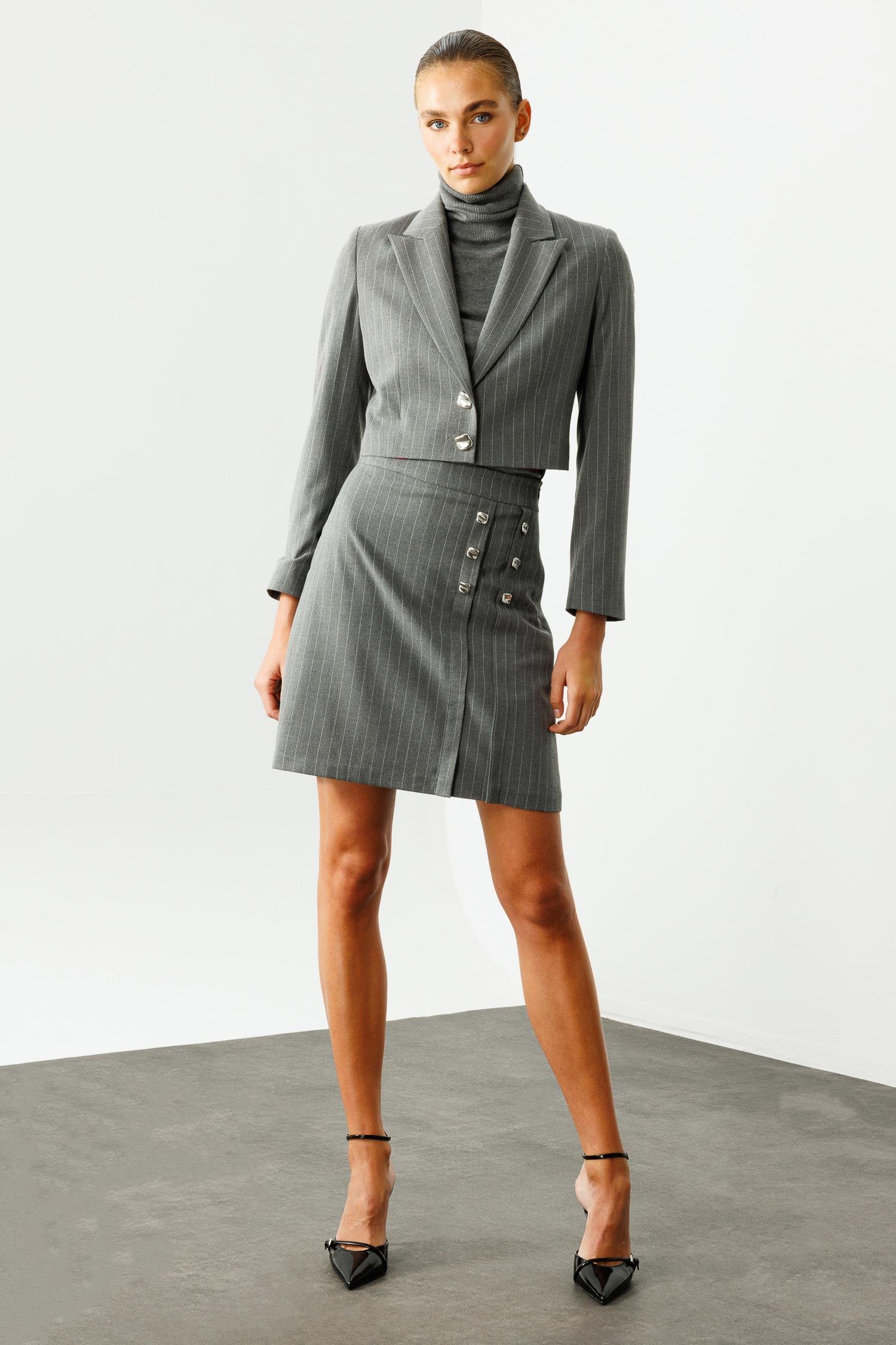 Modailgi  Sivri Yakalı Çift Düğmeli Crop Ceket Gri