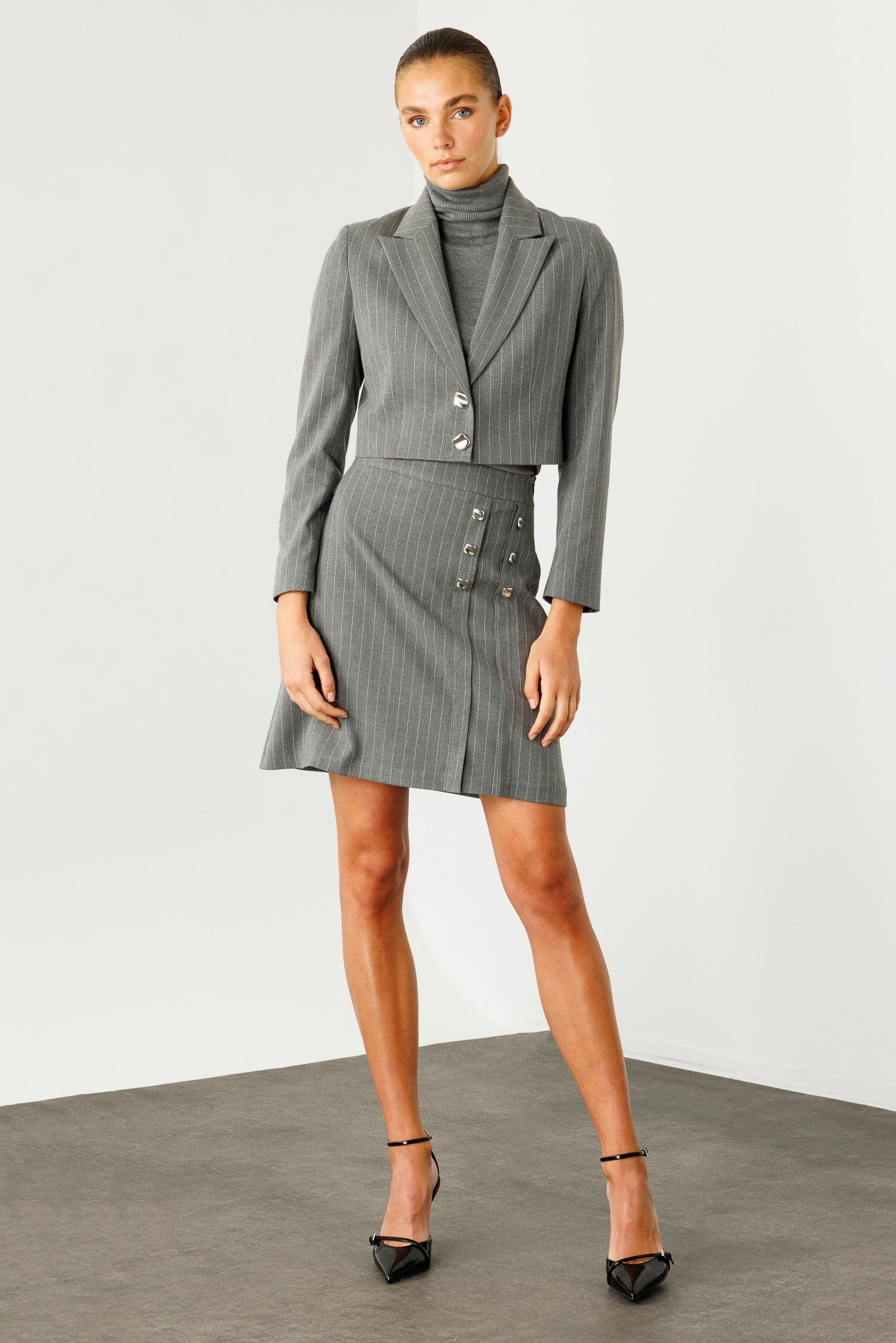 Modailgi  Sivri Yakalı Çift Düğmeli Crop Ceket Gri