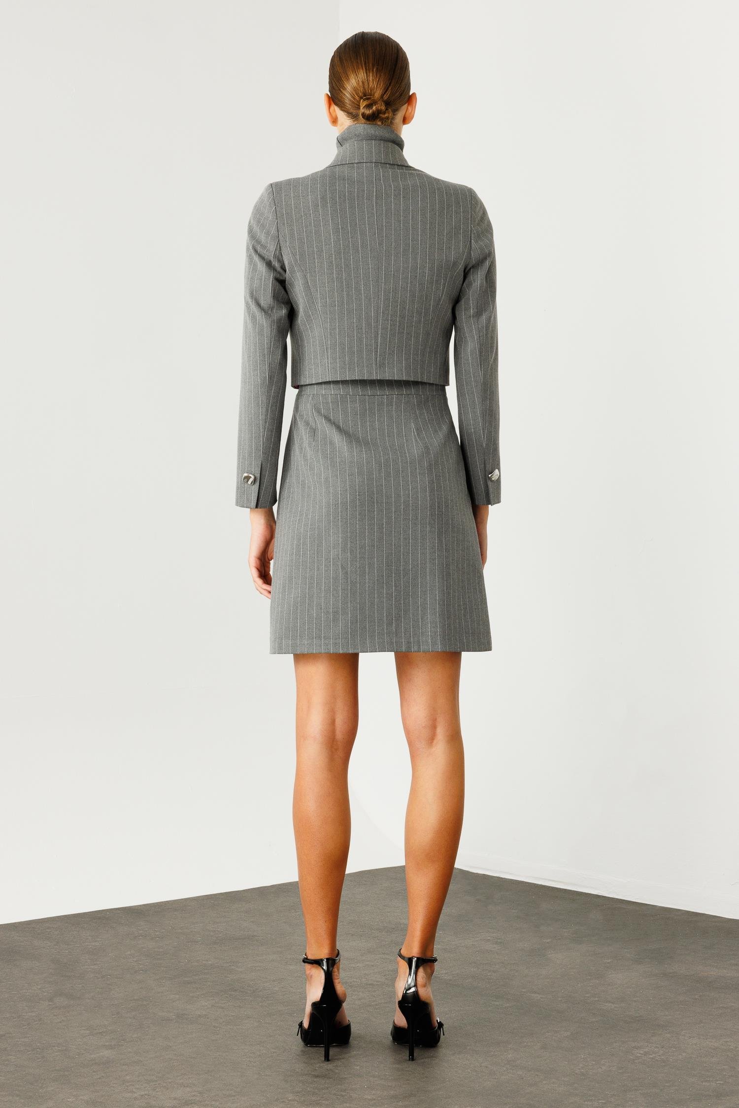 Modailgi  Sivri Yakalı Çift Düğmeli Crop Ceket Gri