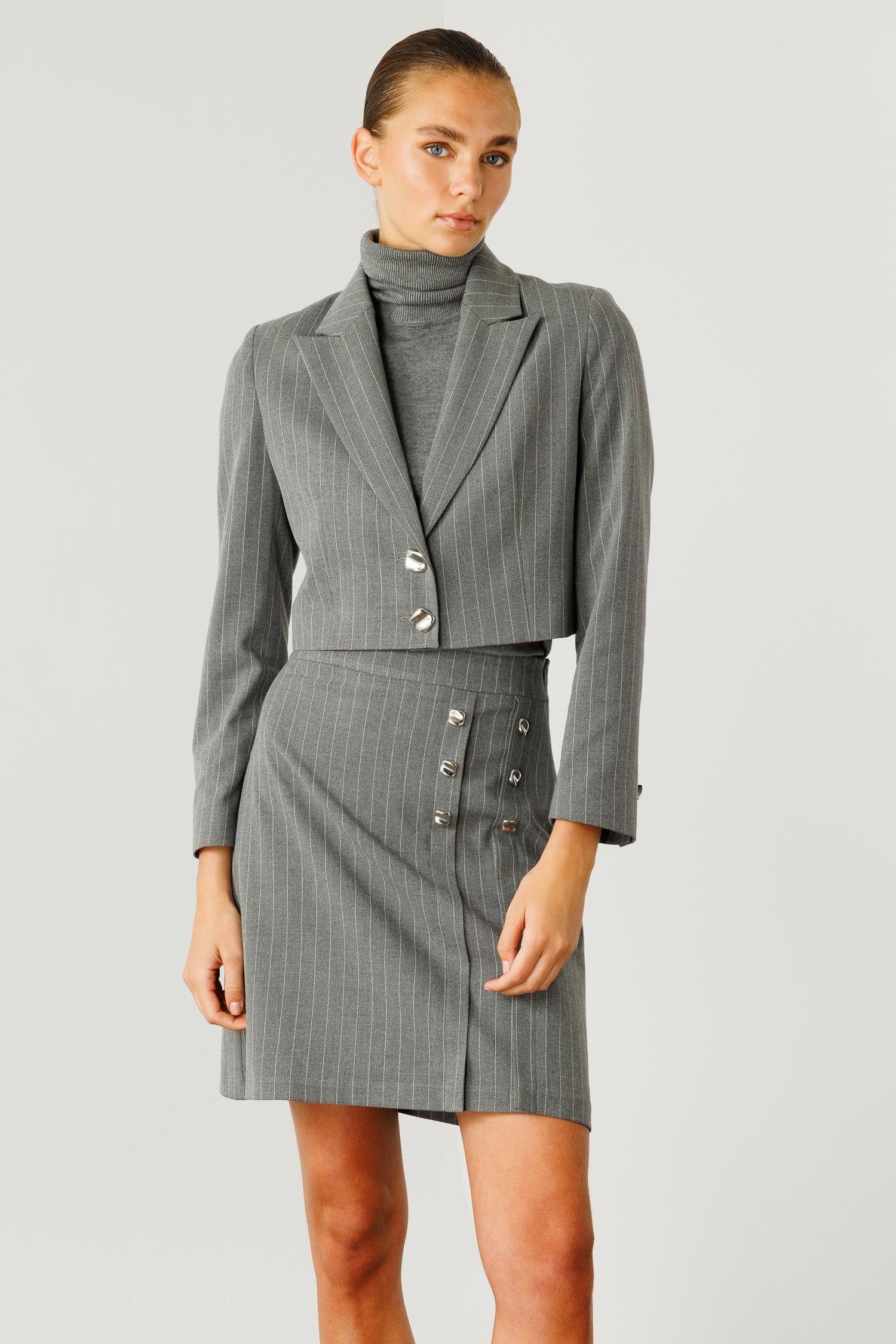 Modailgi  Sivri Yakalı Çift Düğmeli Crop Ceket Gri