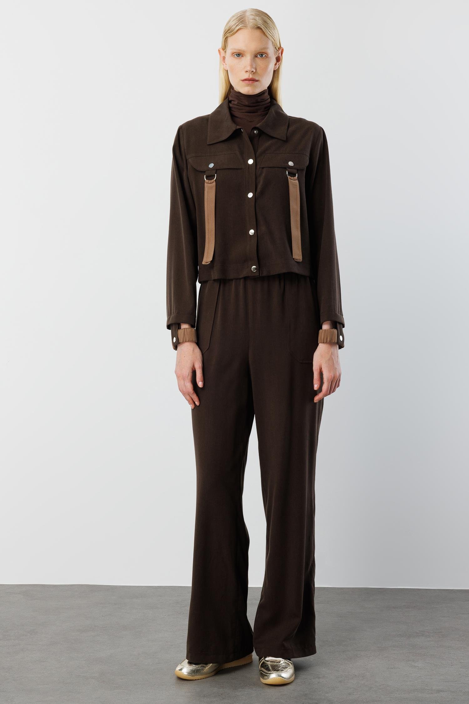 Modailgi  Şömziye Yaka Cep Kapakların Metal Toka ve Kuşak Detaylı Tunik - 40042 Kahve