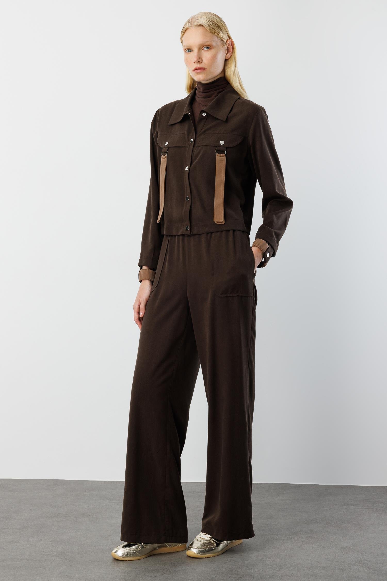 Modailgi  Şömziye Yaka Cep Kapakların Metal Toka ve Kuşak Detaylı Tunik - 40042 Kahve