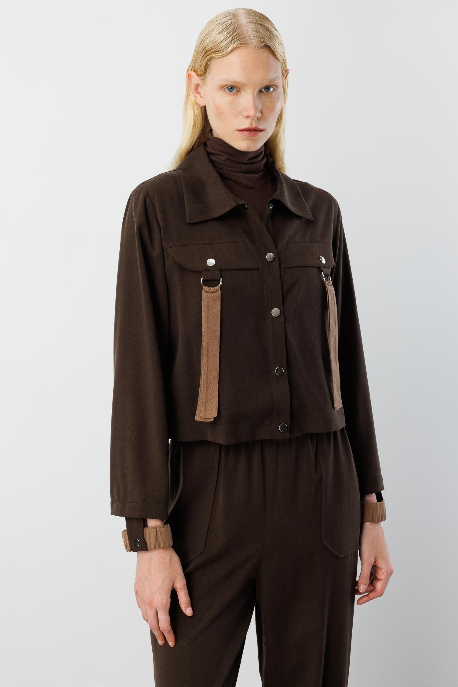 Modailgi  Şömziye Yaka Cep Kapakların Metal Toka ve Kuşak Detaylı Tunik - 40042 Kahve