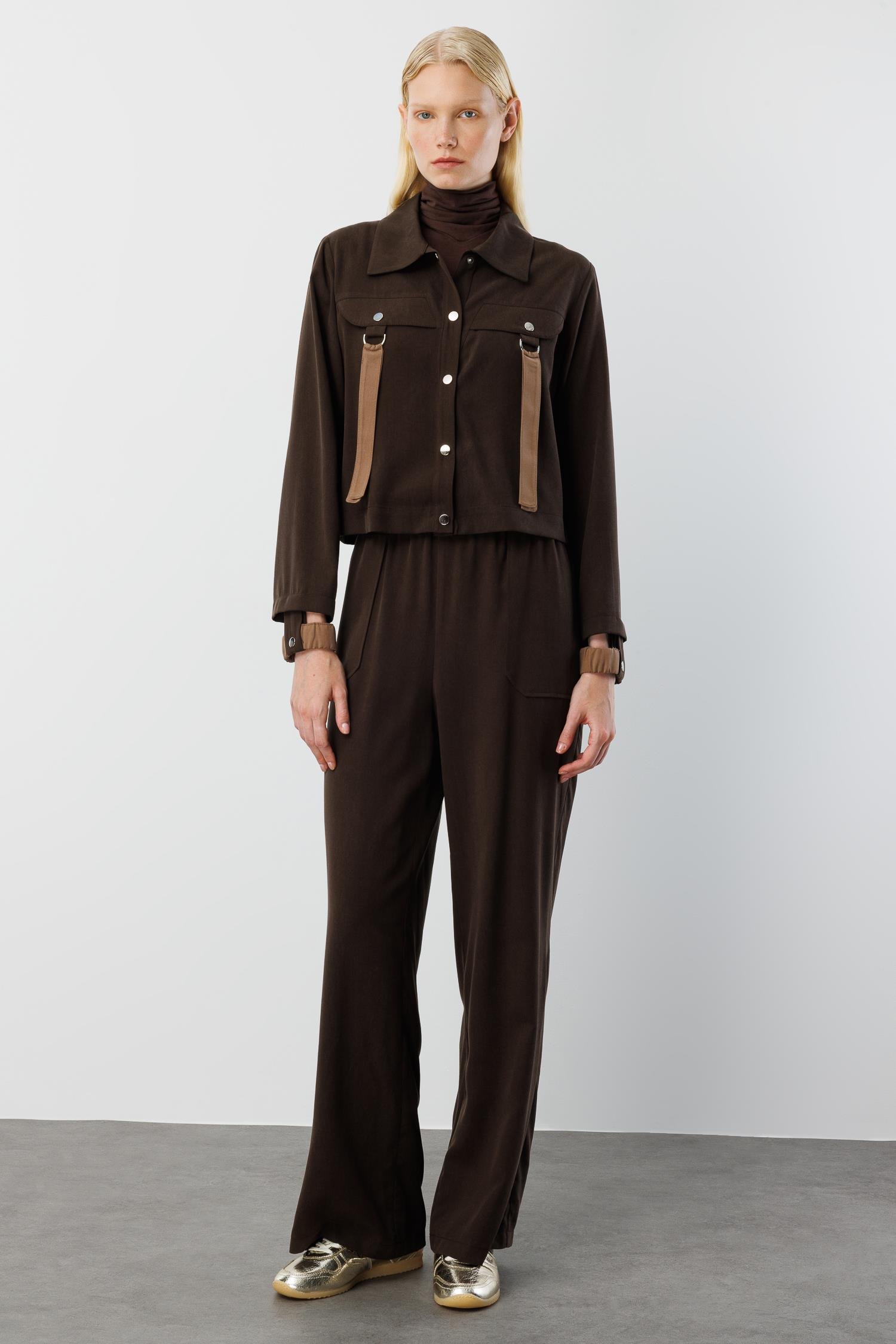 Modailgi  Şömziye Yaka Cep Kapakların Metal Toka ve Kuşak Detaylı Tunik - 40042 Kahve