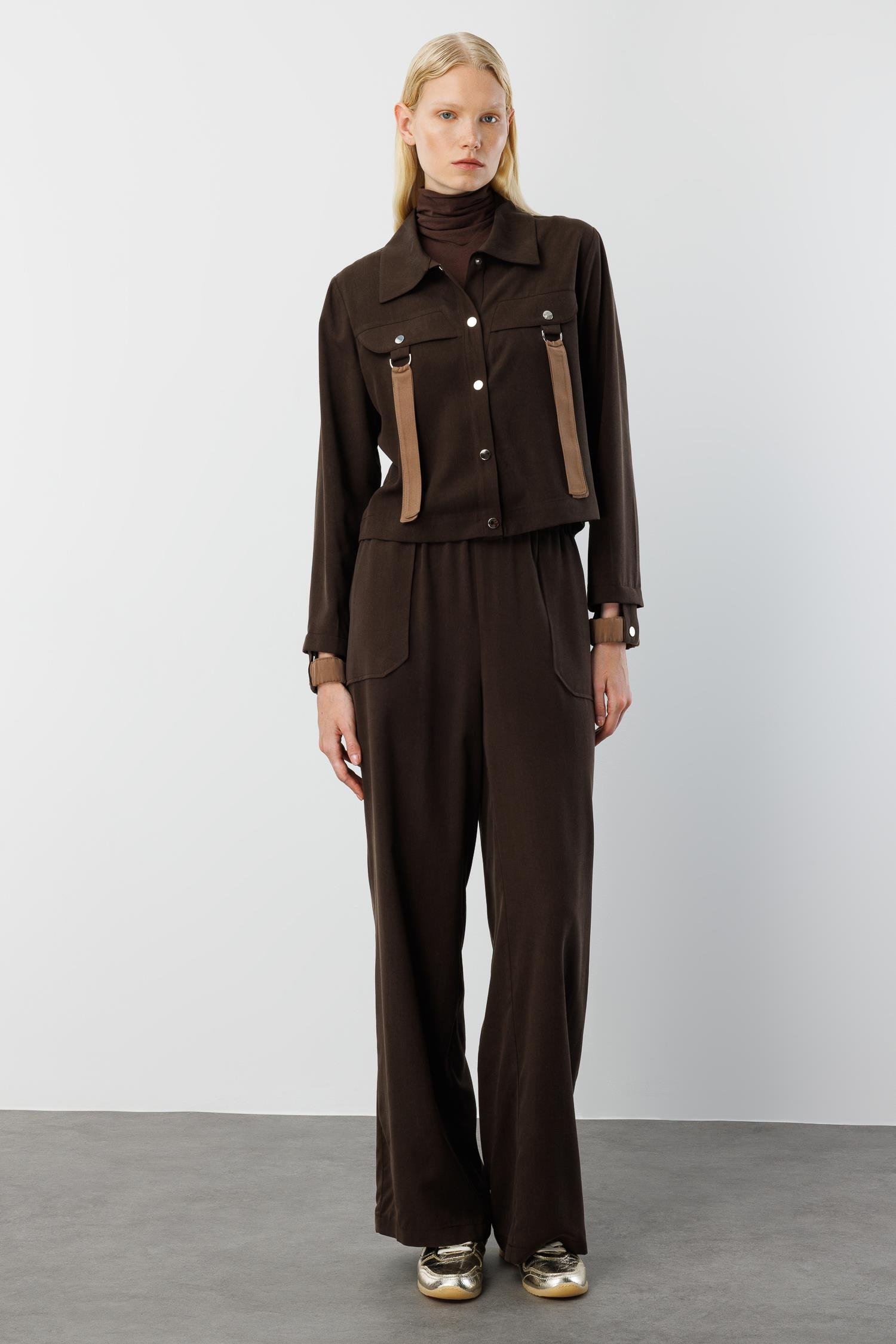 Modailgi  Şömziye Yaka Cep Kapakların Metal Toka ve Kuşak Detaylı Tunik - 40042 Kahve