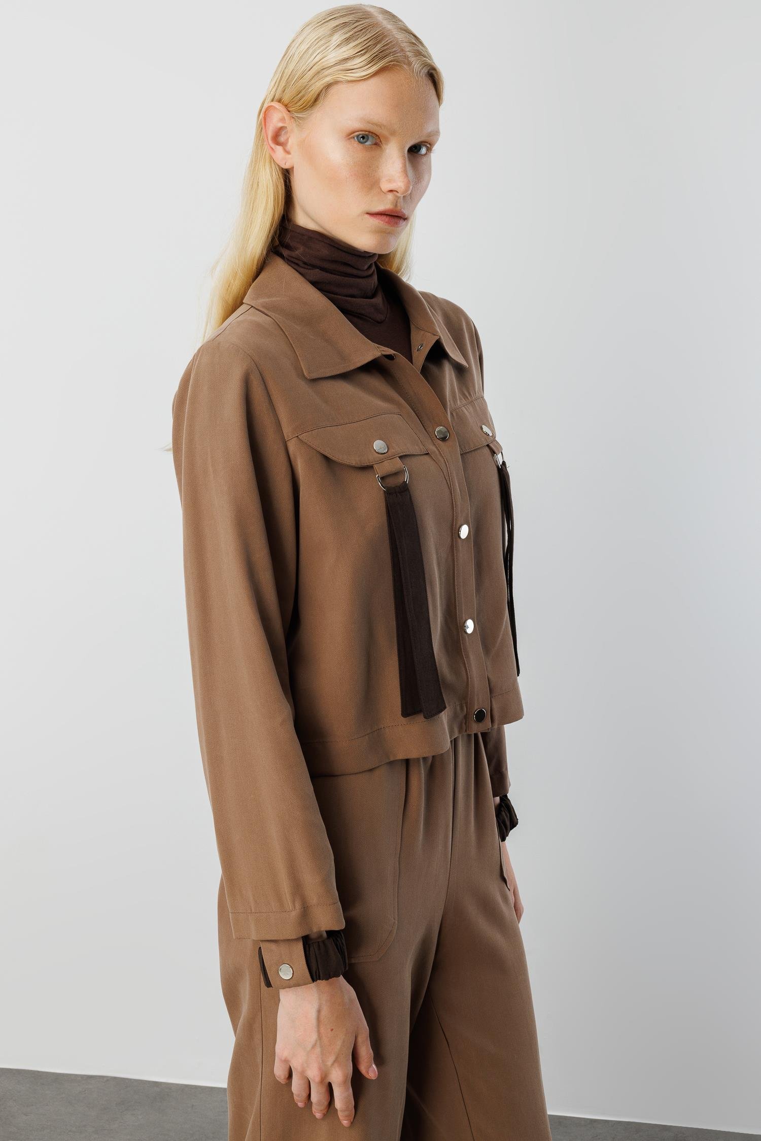 Modailgi  Şömziye Yaka Cep Kapakların Metal Toka ve Kuşak Detaylı Tunik - 40042 Vizon