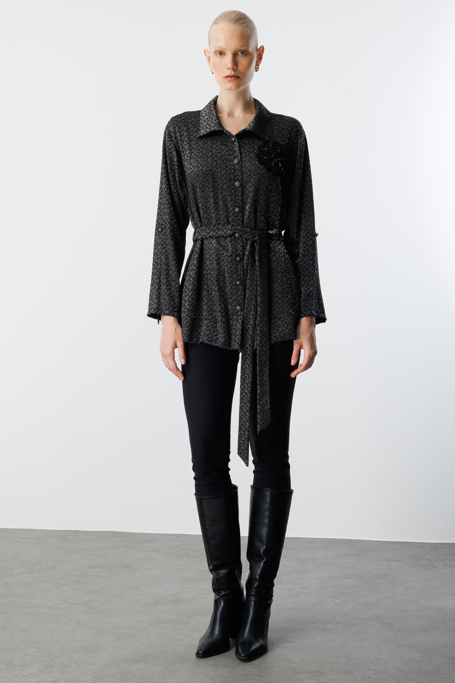 Modailgi  Şömziye Yaka Düşük Omuz Apolet ve Kuşak Detaylı Yakası Aksesuarlı Jakar Tunik Siyah