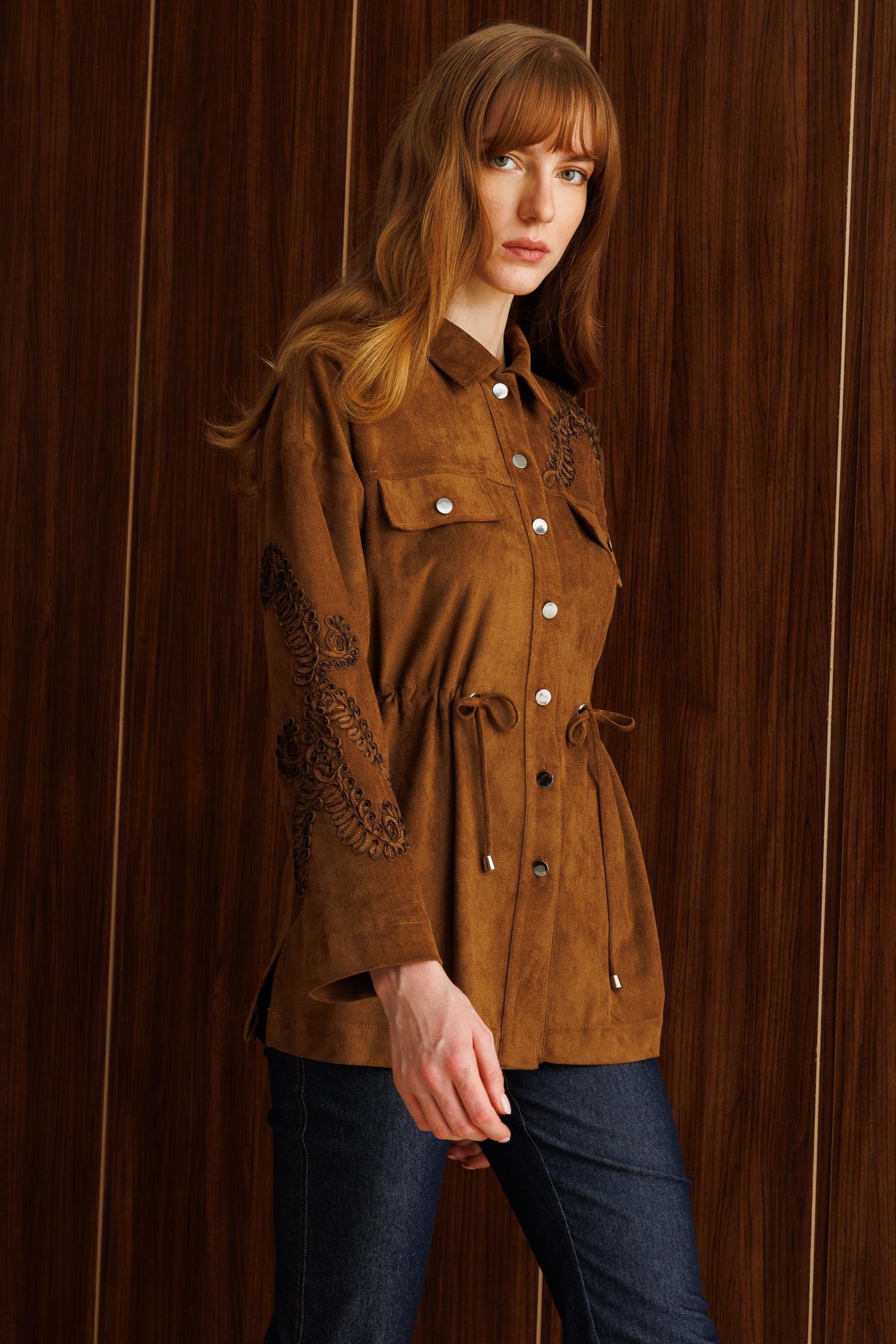 Modailgi  Şömziye Yakalı Roba Ve Kapak Cep Detaylı Belde Tünel Bağcıklı Lase Nakış Gömlek Taba