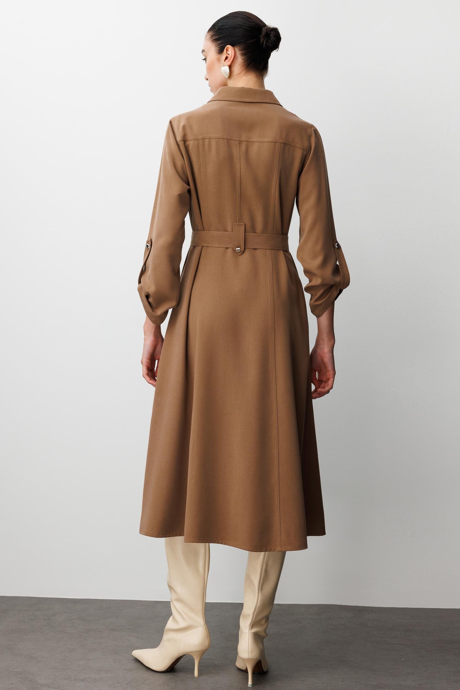 Modailgi  Spor Dikiş Detaylı Belde Kuşaklı Apoletli Midi Boy Gömlek Elbise Vizon