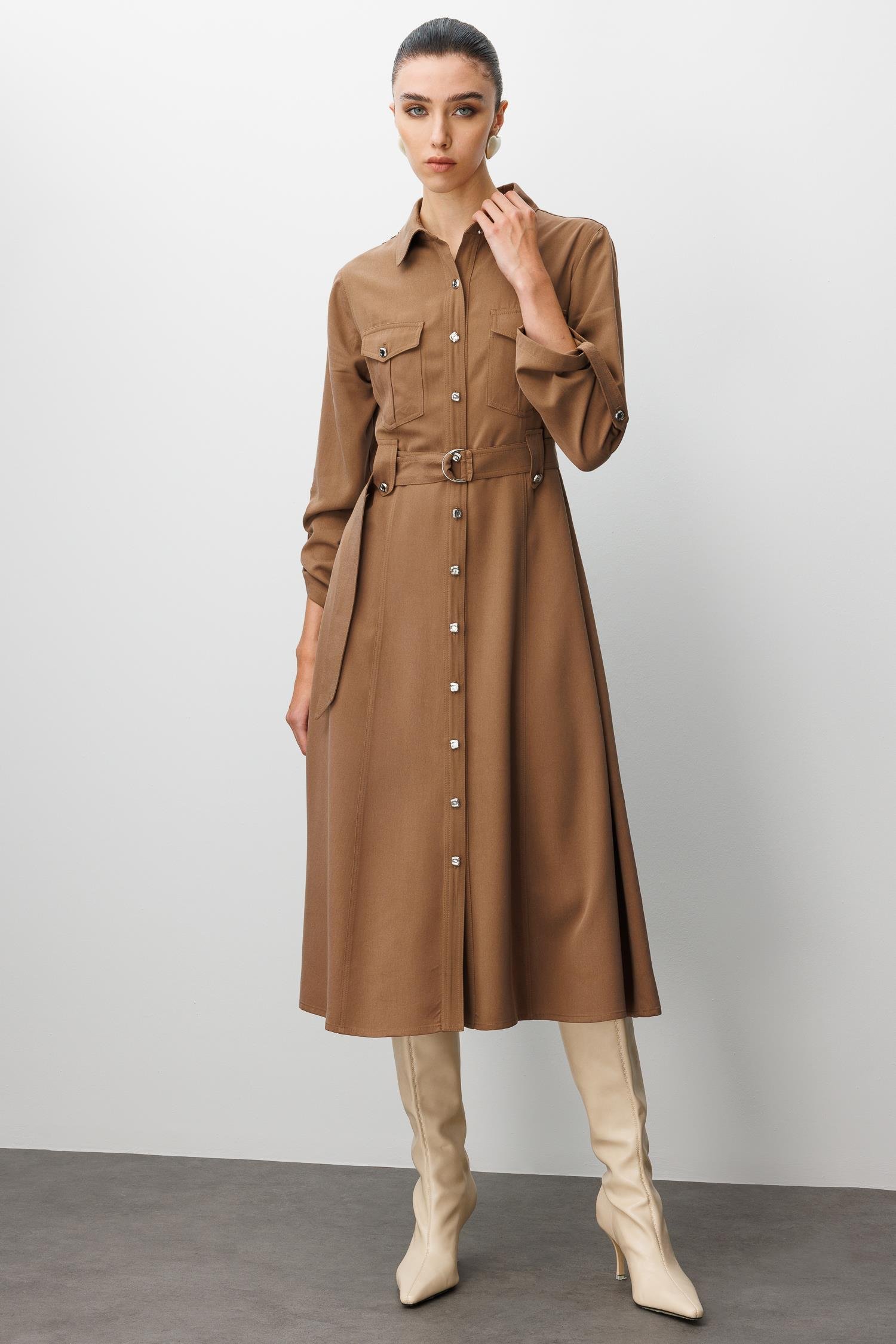 Modailgi  Spor Dikiş Detaylı Belde Kuşaklı Apoletli Midi Boy Gömlek Elbise Vizon