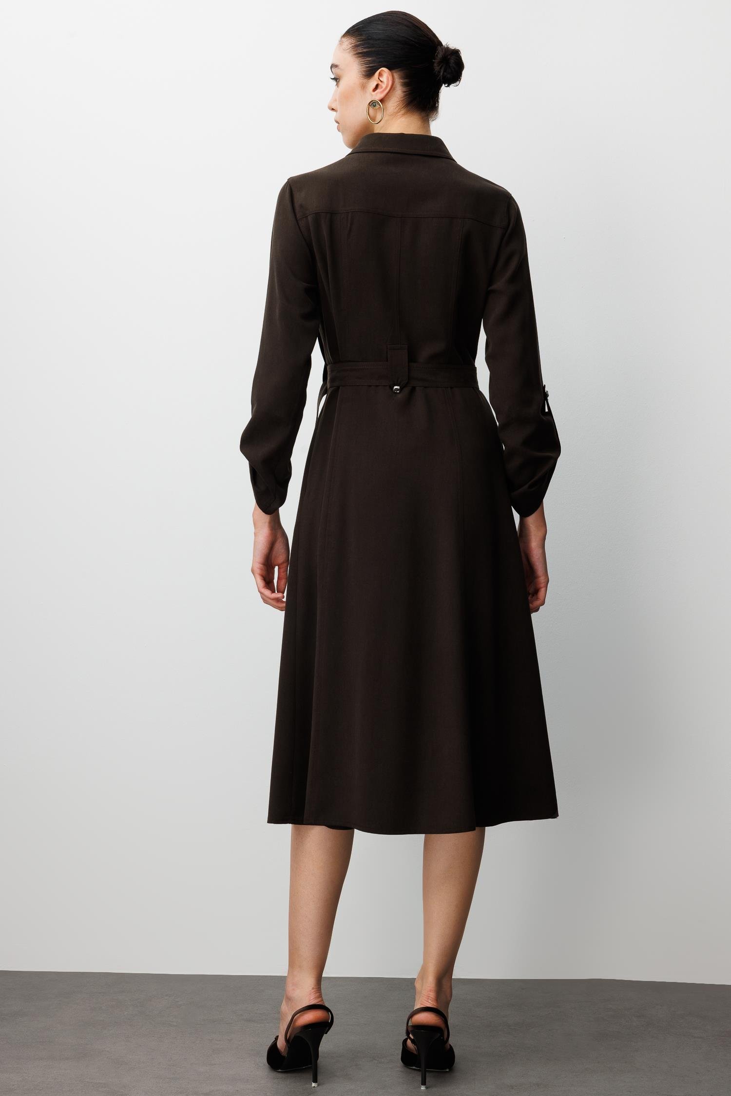 Modailgi  Spor Dikiş Detaylı Belde Kuşaklı Apoletli Midi Boy Gömlek Elbise Kahve