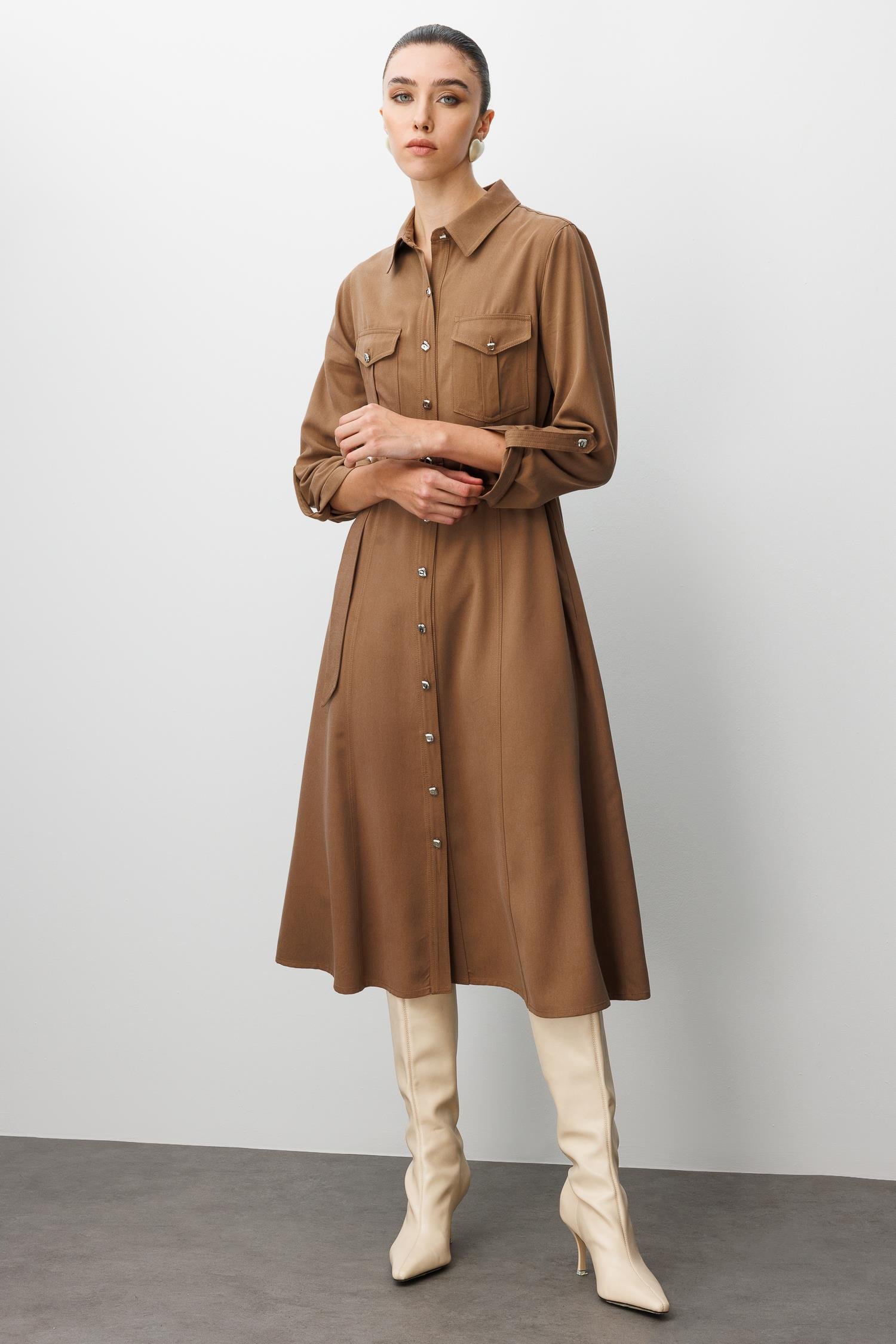 Modailgi  Spor Dikiş Detaylı Belde Kuşaklı Apoletli Midi Boy Gömlek Elbise Vizon