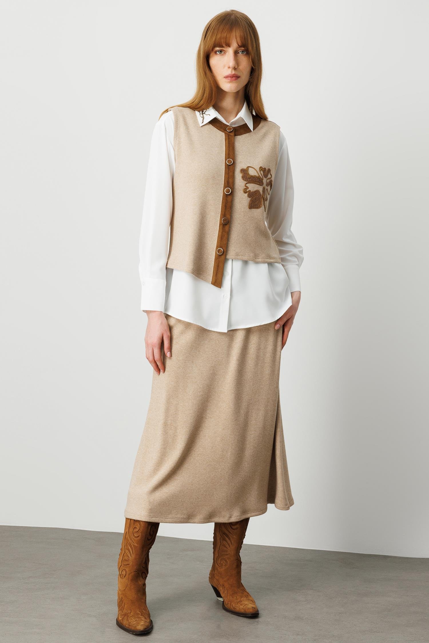 Modailgi  Süet Kumaş Garni Detaylı Nakış Ve İşlemeli Asimetrik Triko Yelek Vizon