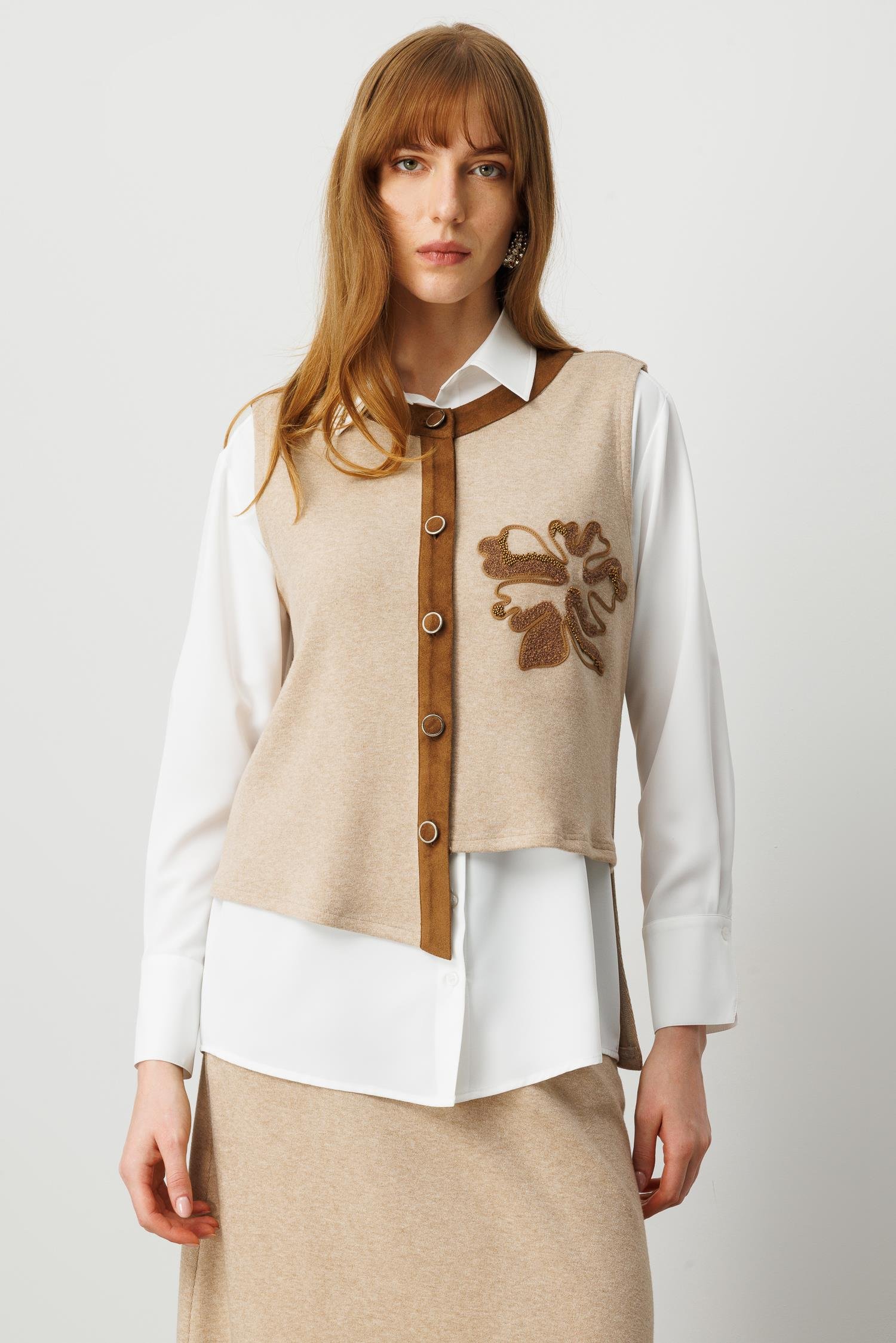 Modailgi  Süet Kumaş Garni Detaylı Nakış Ve İşlemeli Asimetrik Triko Yelek Vizon