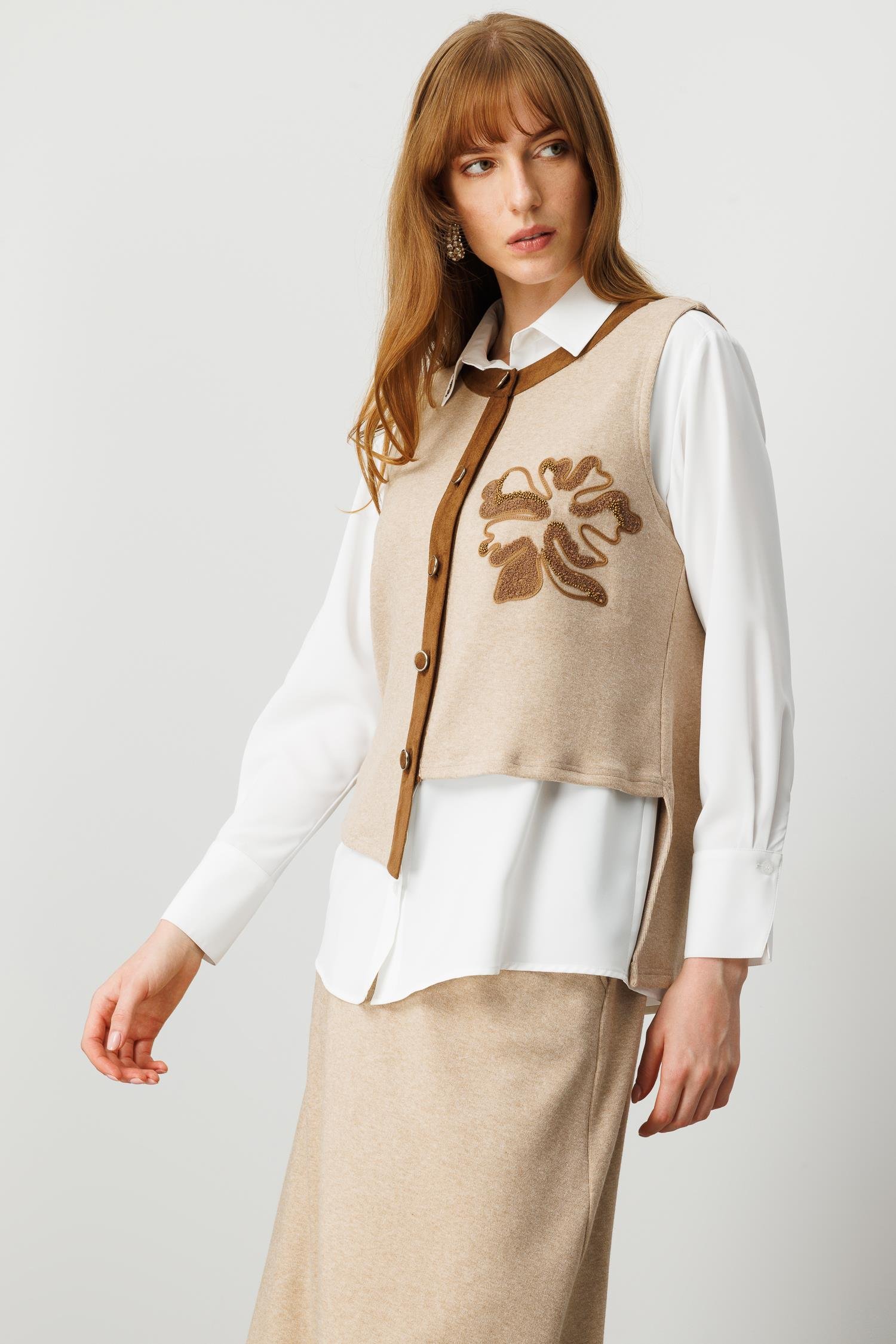 Modailgi  Süet Kumaş Garni Detaylı Nakış Ve İşlemeli Asimetrik Triko Yelek Vizon