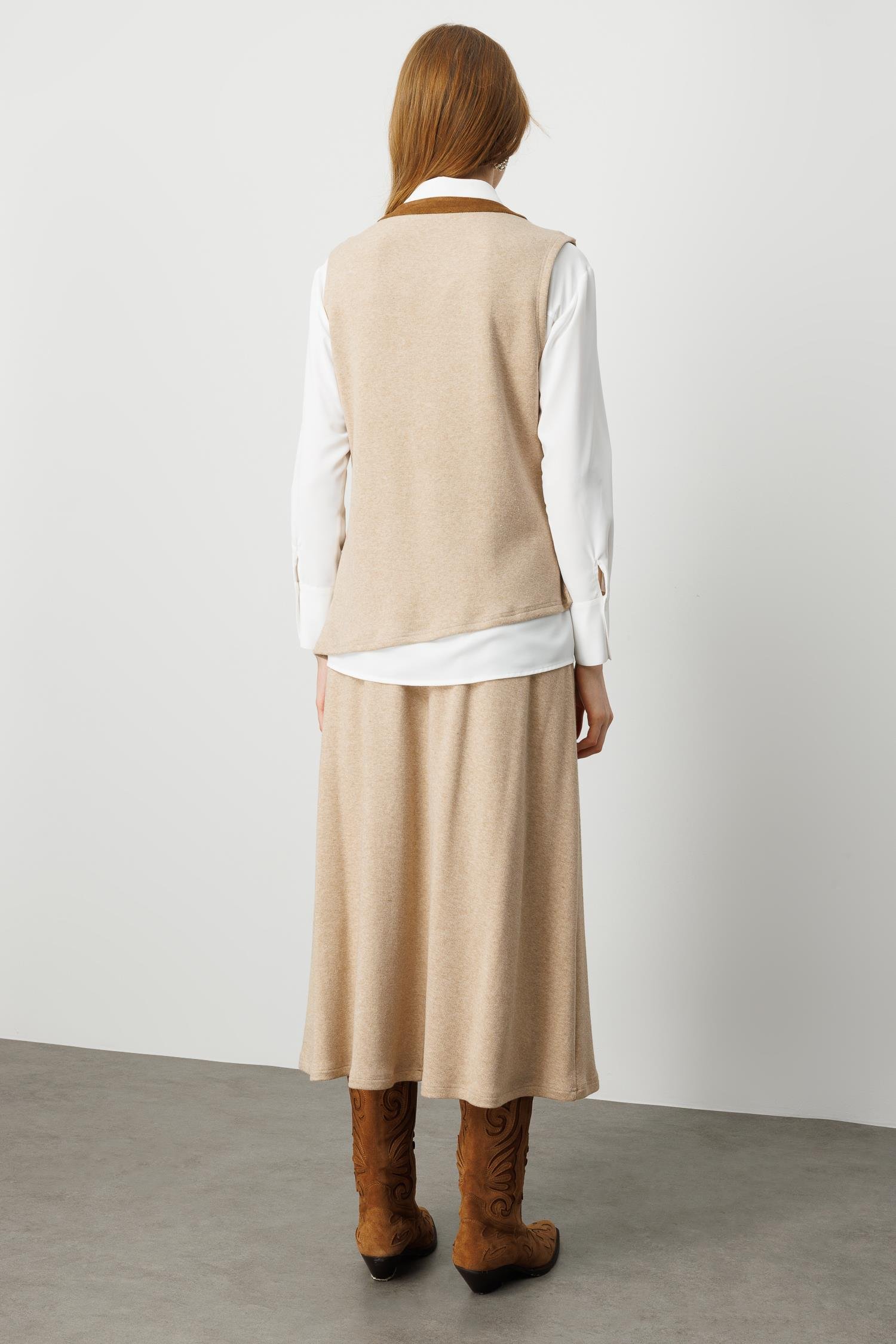 Modailgi  Süet Kumaş Garni Detaylı Nakış Ve İşlemeli Asimetrik Triko Yelek Vizon