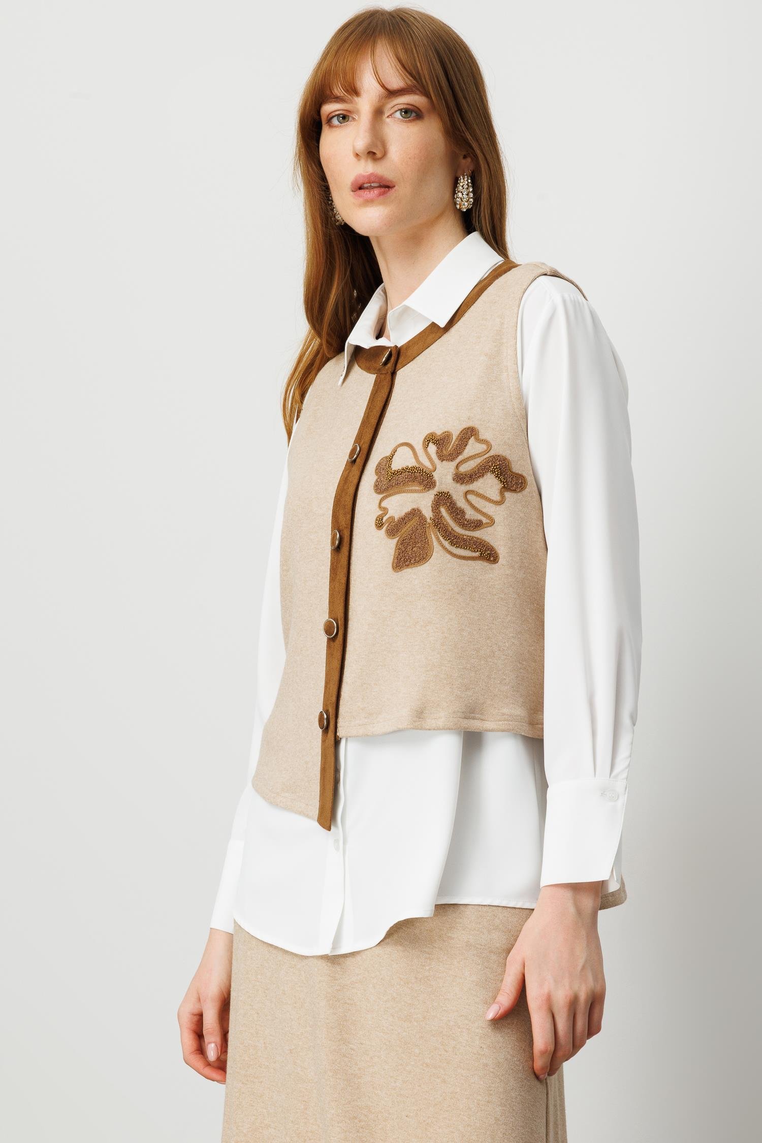 Modailgi  Süet Kumaş Garni Detaylı Nakış Ve İşlemeli Asimetrik Triko Yelek Vizon