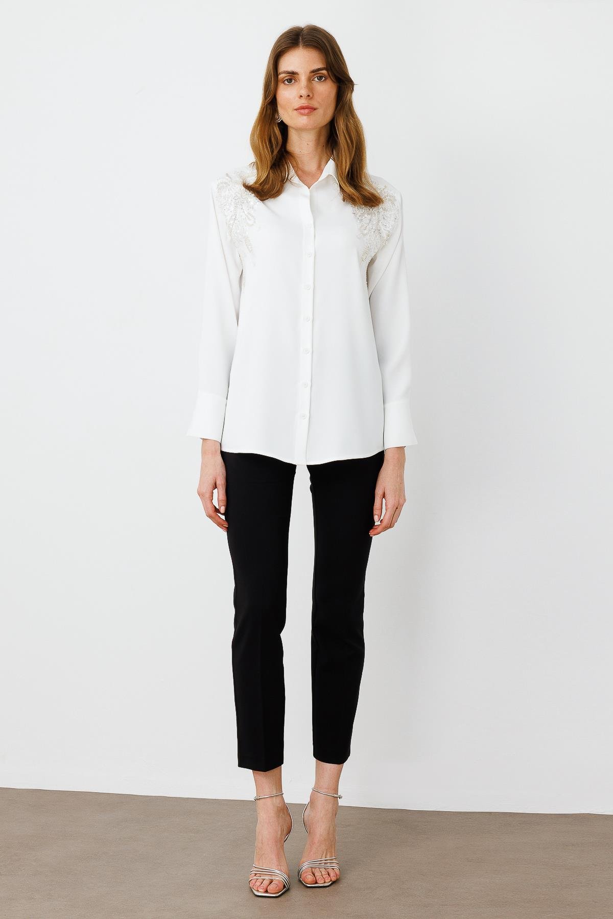 Modailgi  Taşlı Aksesuar Detaylı Rahat Kesim Gömlek Ekru