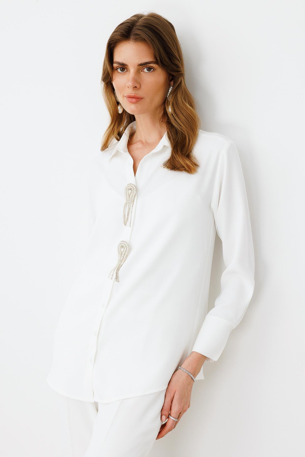 Modailgi  Taşlı Broş Aksesuarlı Rahat Kesim Gömlek Ekru