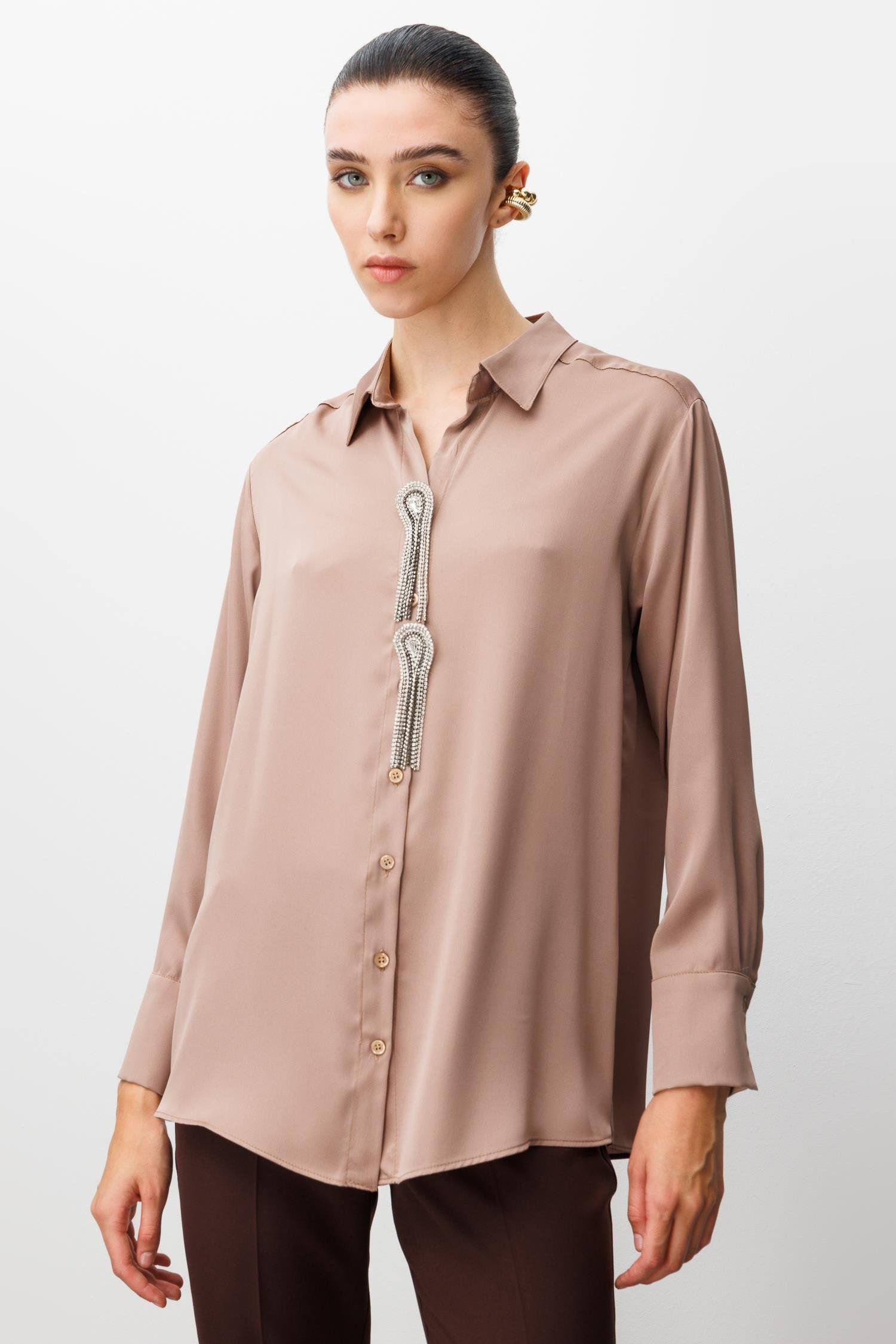 Modailgi  Taşlı Broş Aksesuarlı Rahat Kesim Gömlek Vizon