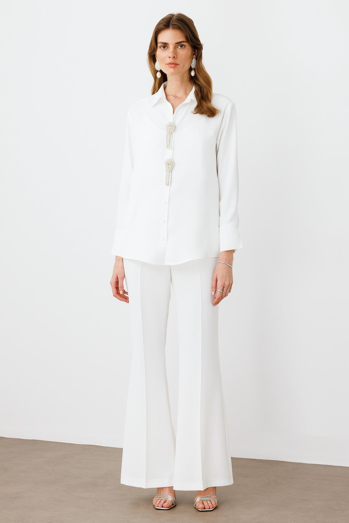 Modailgi  Taşlı Broş Aksesuarlı Rahat Kesim Gömlek Ekru