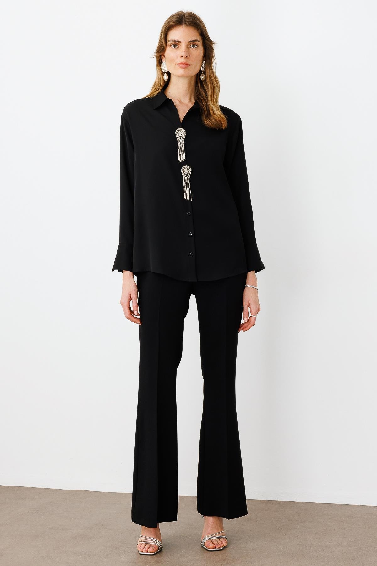 Modailgi  Taşlı Broş Aksesuarlı Rahat Kesim Gömlek Siyah