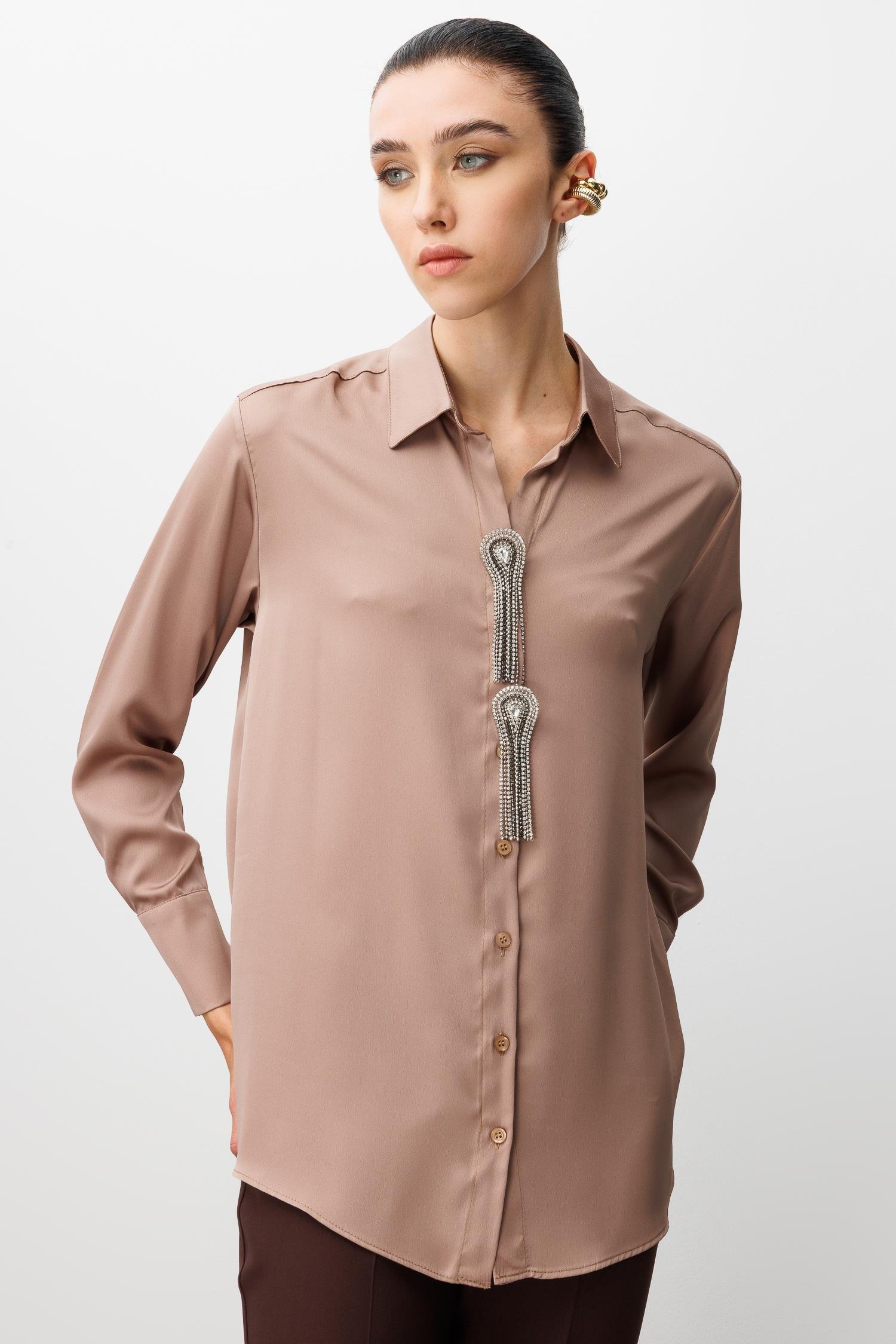Modailgi  Taşlı Broş Aksesuarlı Rahat Kesim Gömlek Vizon