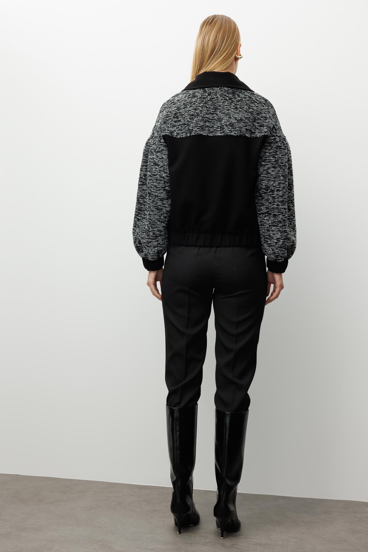 Modailgi  Tuvit Kumaş Garni Detaylı Kolları Pileli Kısa Örme Mont Siyah