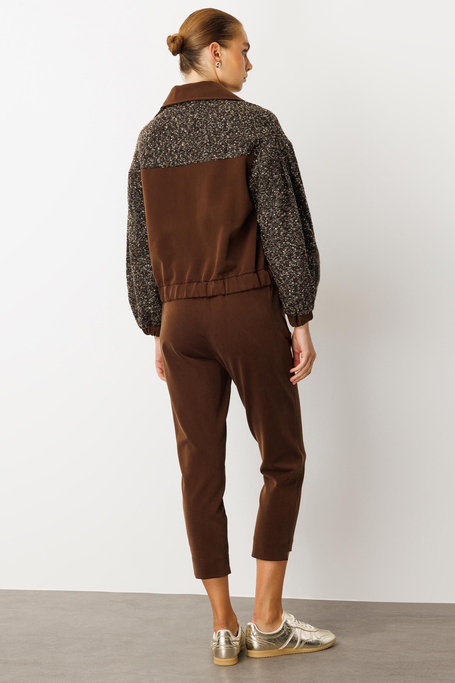 Modailgi  Tuvit Kumaş Garni Detaylı Kolları Pileli Kısa Örme Mont Kahve