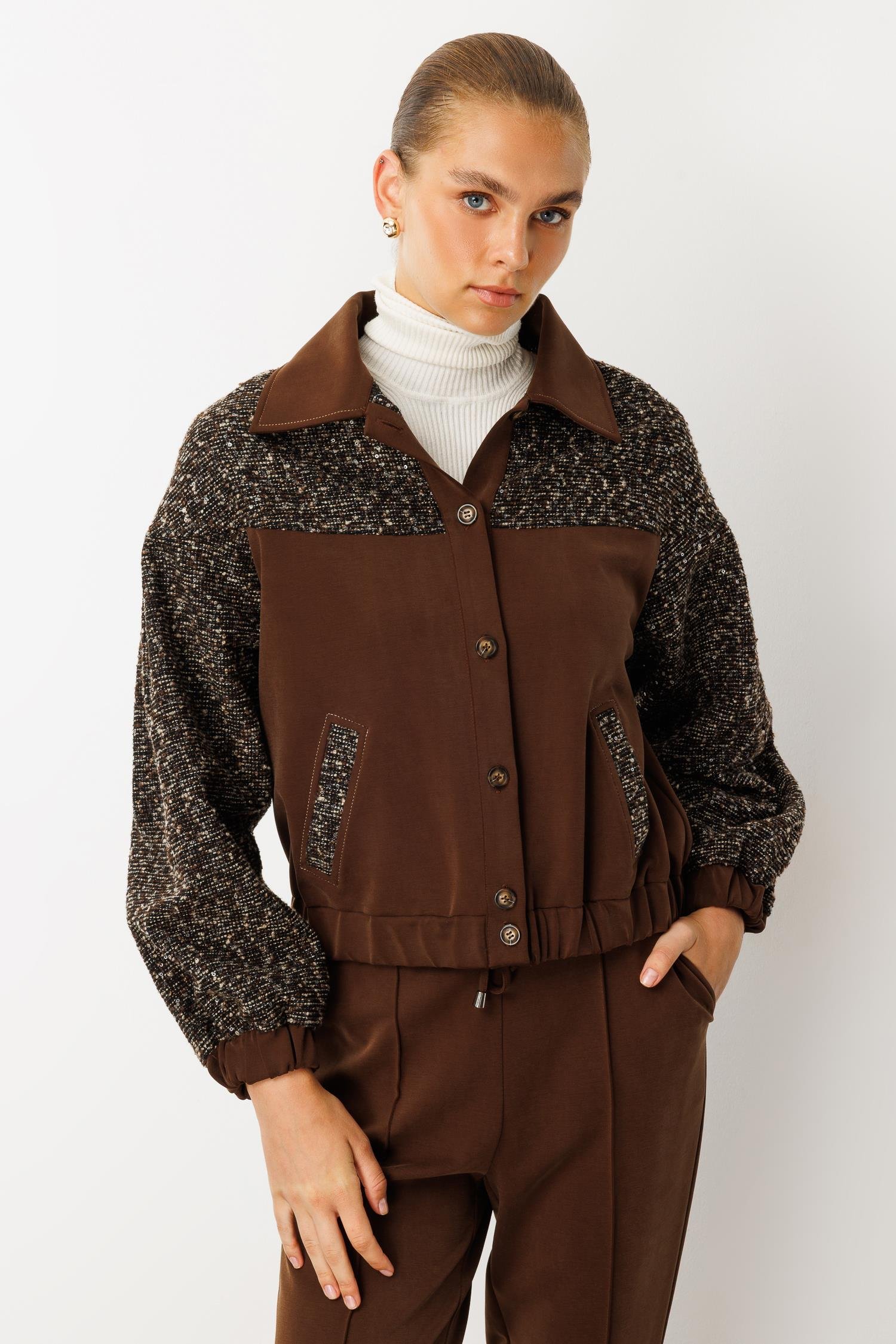 Modailgi  Tuvit Kumaş Garni Detaylı Kolları Pileli Kısa Örme Mont Kahve