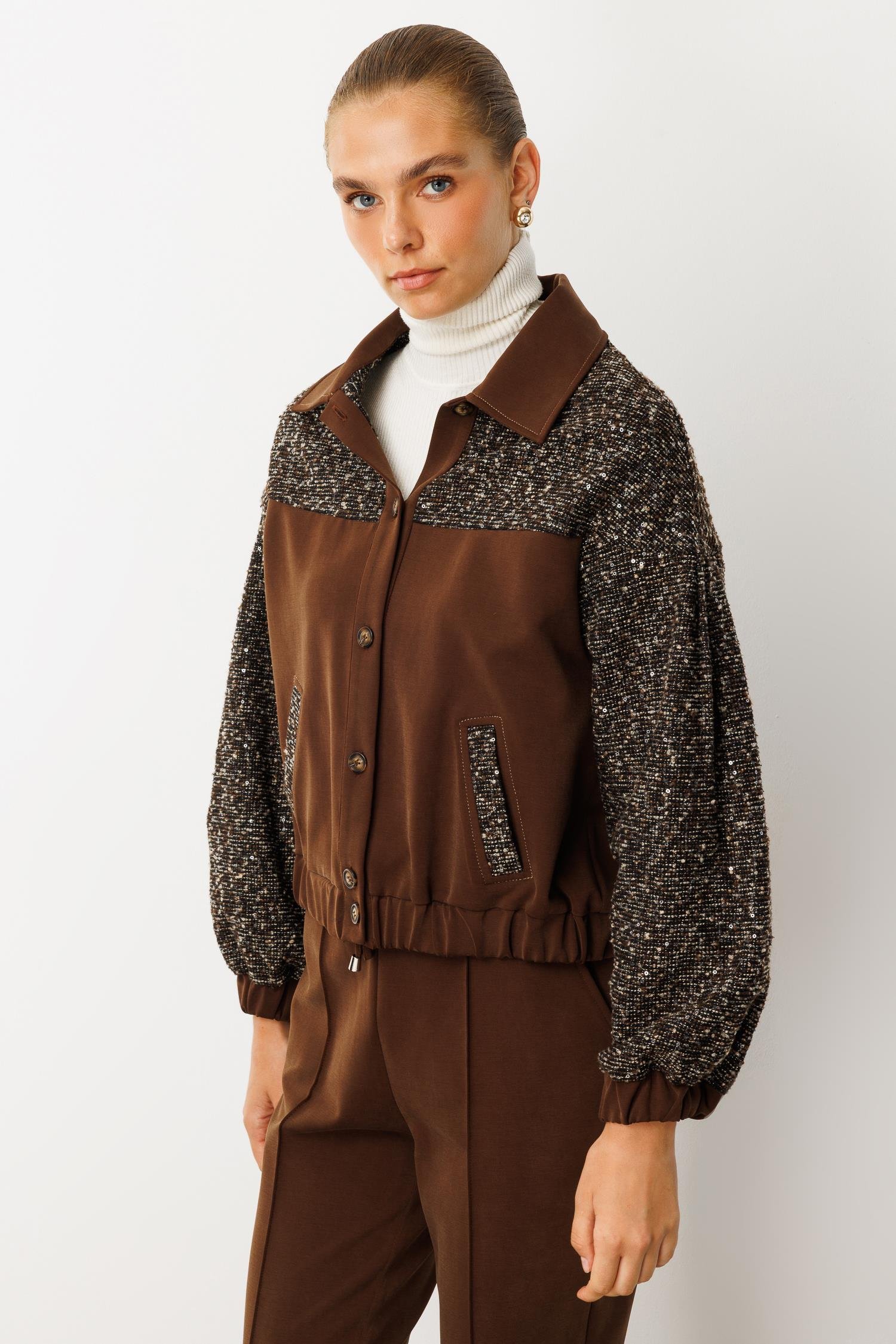 Modailgi  Tuvit Kumaş Garni Detaylı Kolları Pileli Kısa Örme Mont Kahve