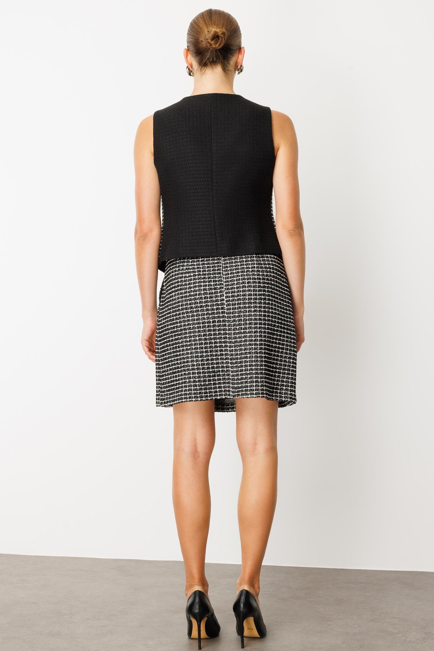 Modailgi  V Yaka Enküstre Detaylı Ön Beden Simetrik Kesim Kısa Tuvit Yelek Siyah