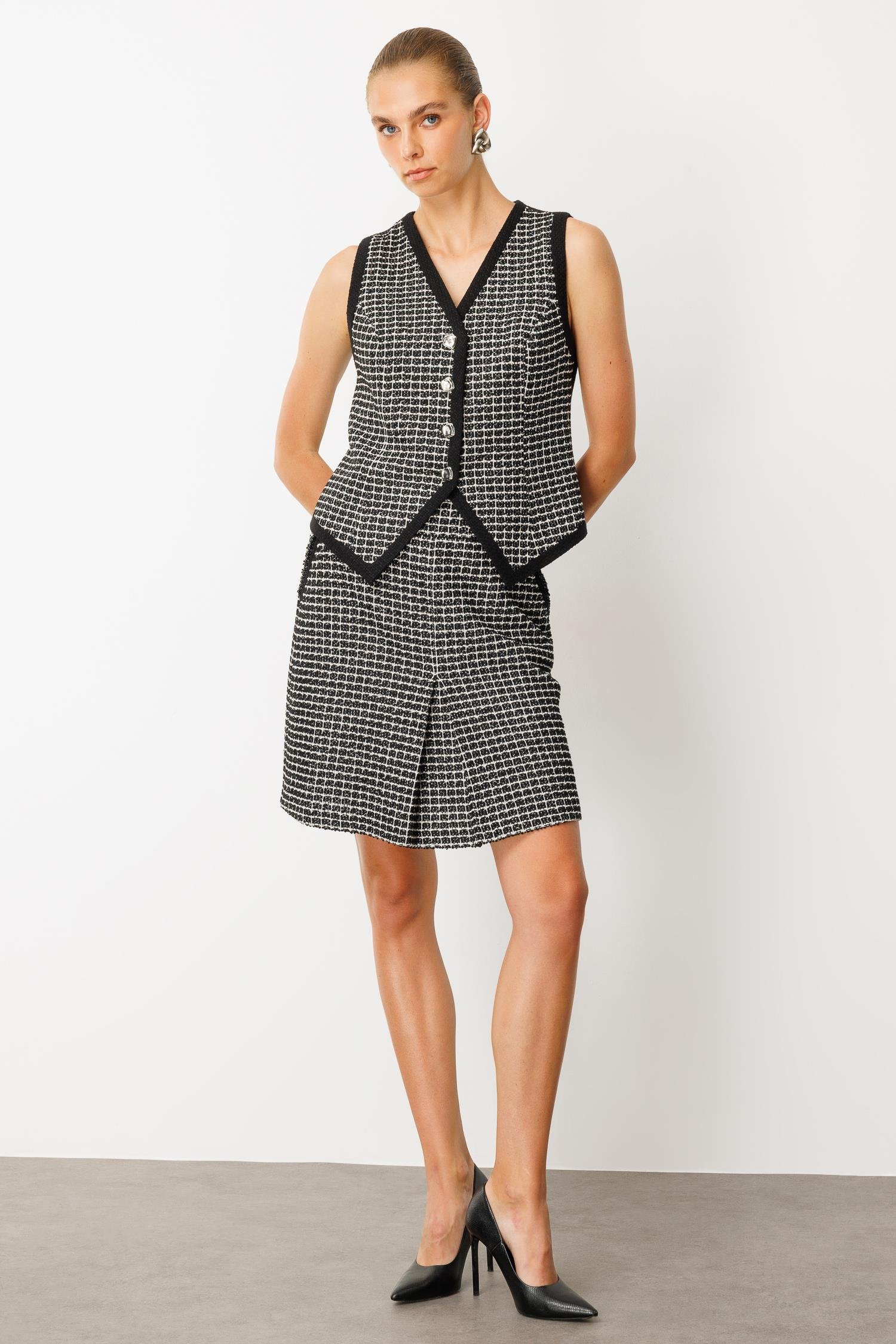 Modailgi  V Yaka Enküstre Detaylı Ön Beden Simetrik Kesim Kısa Tuvit Yelek Siyah