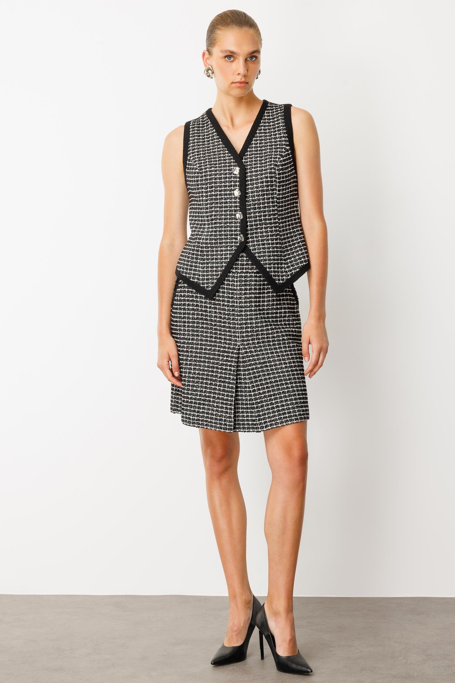 Modailgi  V Yaka Enküstre Detaylı Ön Beden Simetrik Kesim Kısa Tuvit Yelek Siyah