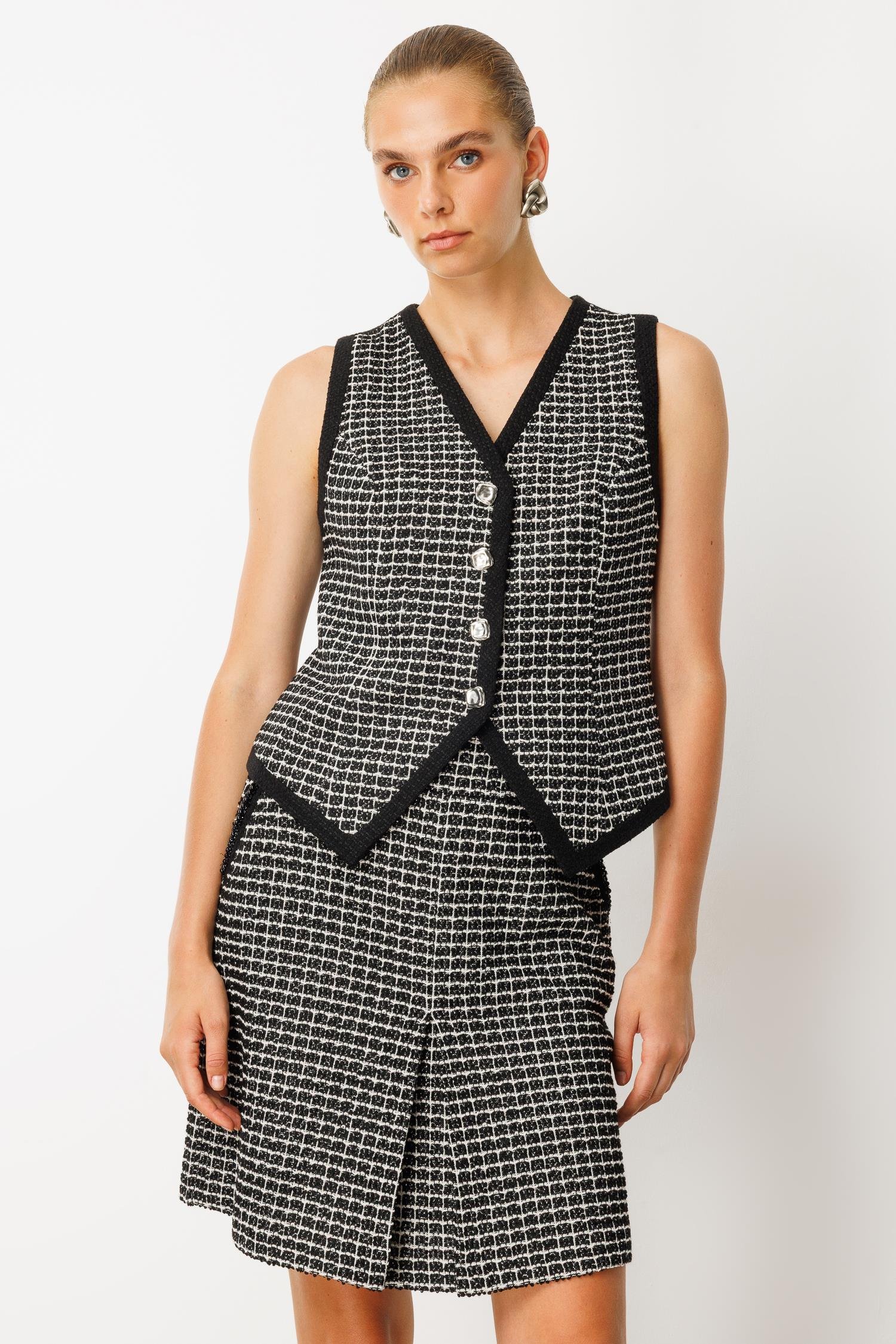 Modailgi  V Yaka Enküstre Detaylı Ön Beden Simetrik Kesim Kısa Tuvit Yelek Siyah