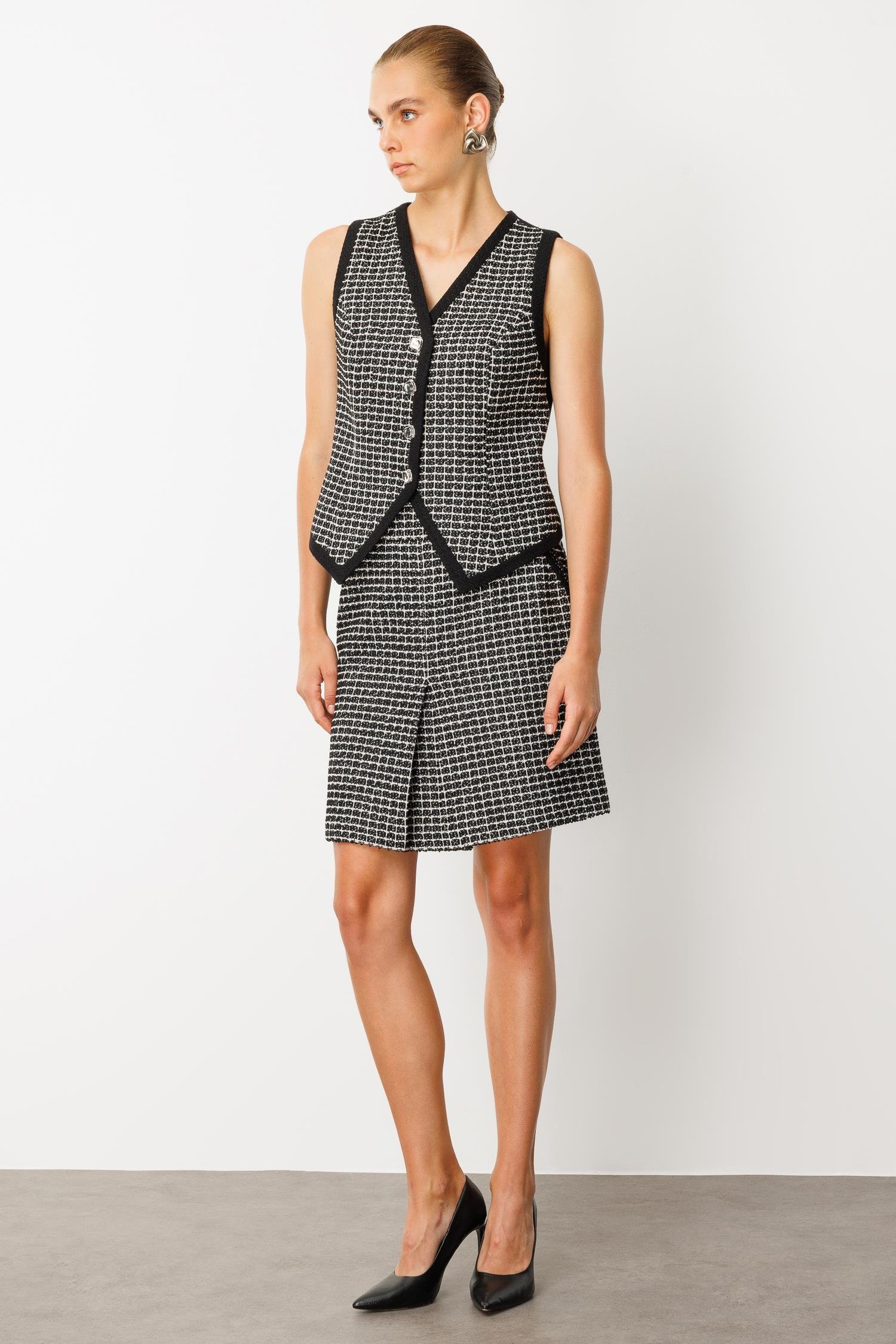 Modailgi  V Yaka Enküstre Detaylı Ön Beden Simetrik Kesim Kısa Tuvit Yelek Siyah