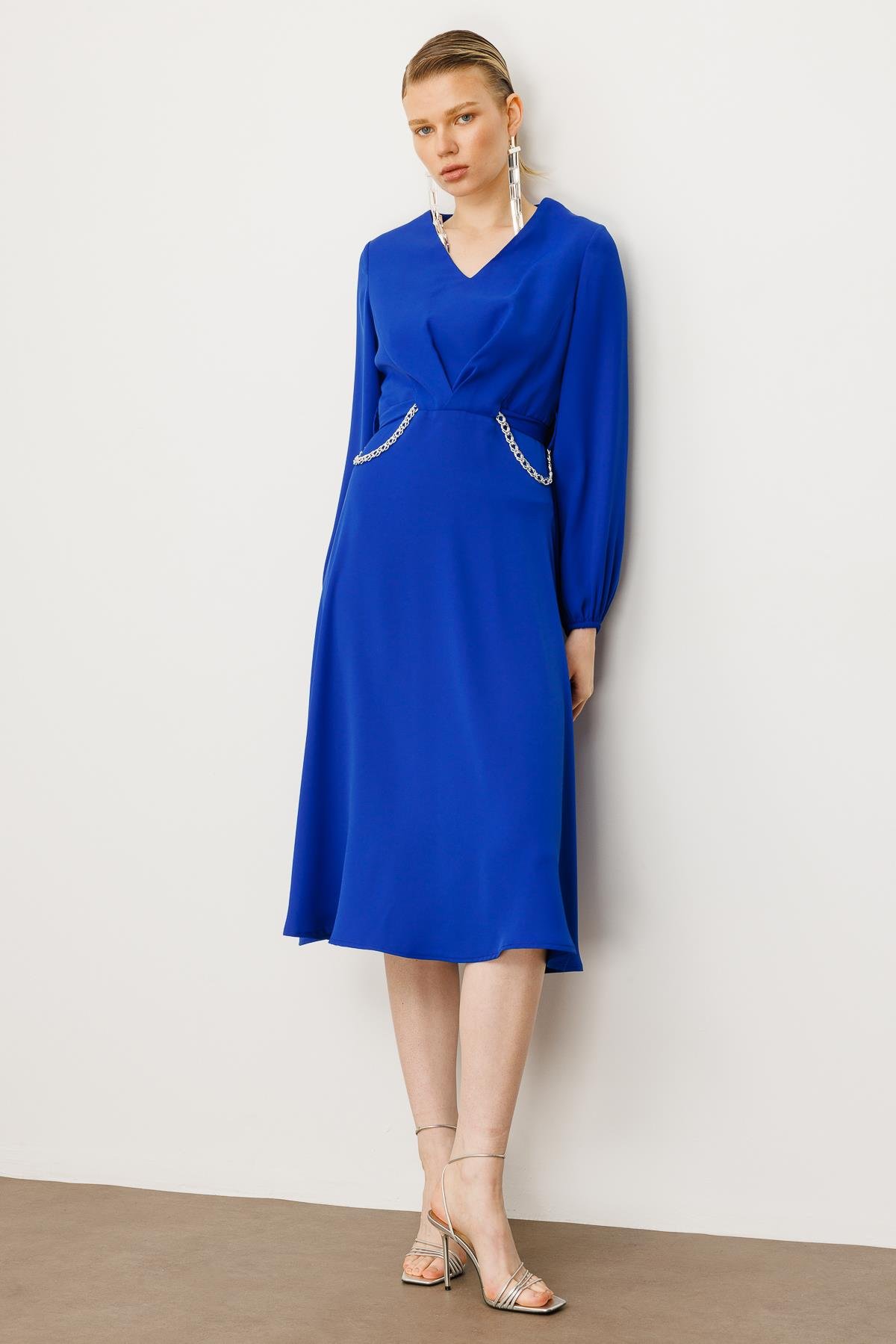 Modailgi  V Yaka Pileli Beli Tünel Detaylı Kuşak ve Zincir Aksesuarlı Elbise Saks