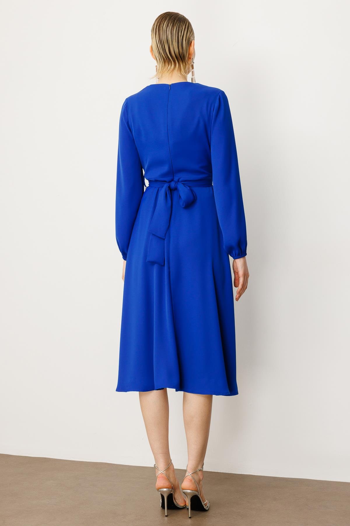 Modailgi  V Yaka Pileli Beli Tünel Detaylı Kuşak ve Zincir Aksesuarlı Elbise Saks