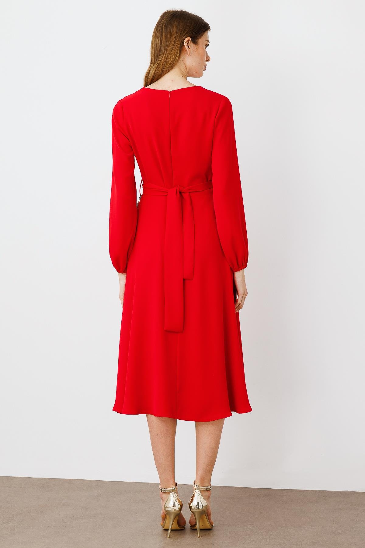Modailgi  V Yaka Pileli Beli Tünel Detaylı Kuşak ve Zincir Aksesuarlı Elbise Kırmızı
