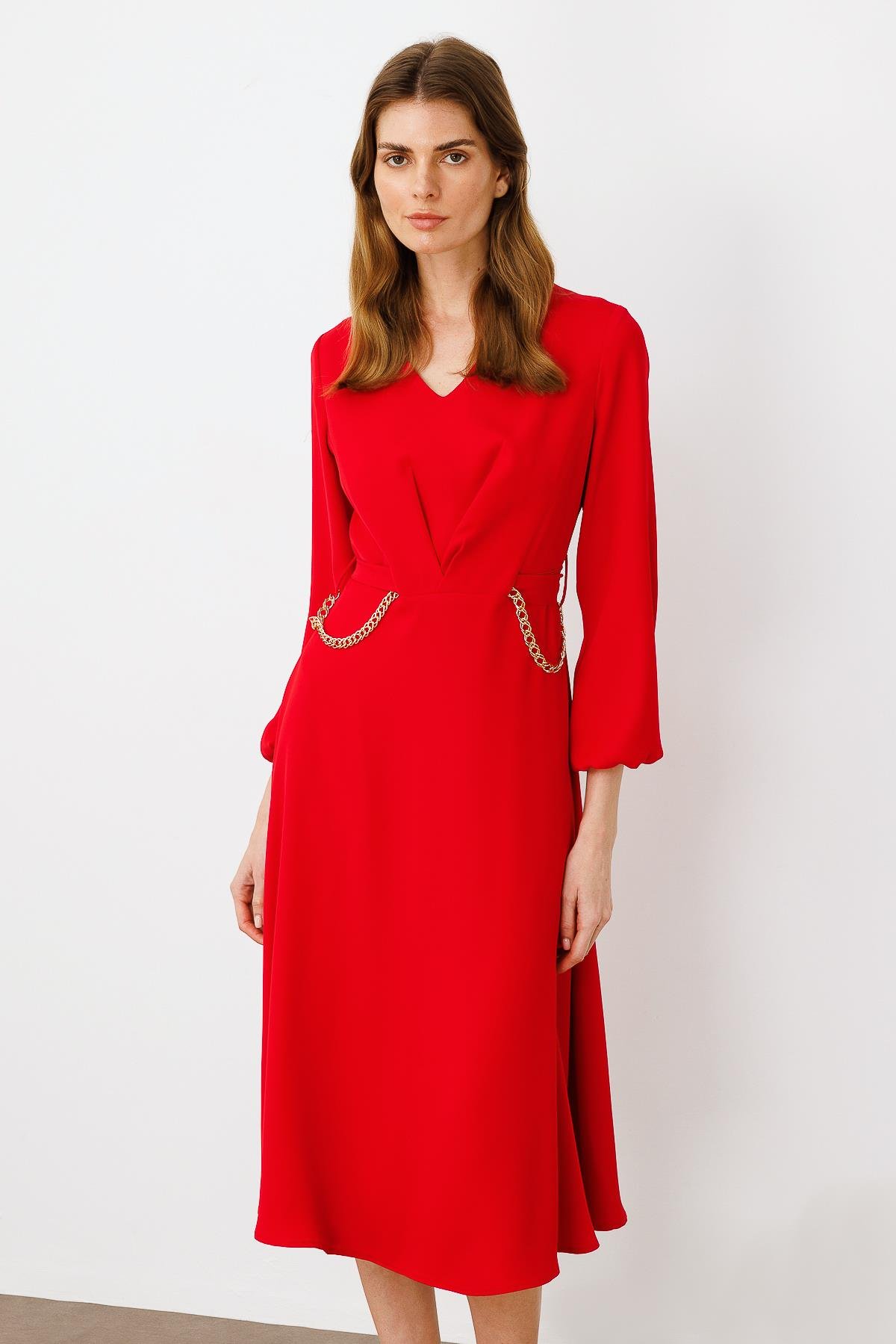 Modailgi  V Yaka Pileli Beli Tünel Detaylı Kuşak ve Zincir Aksesuarlı Elbise Kırmızı