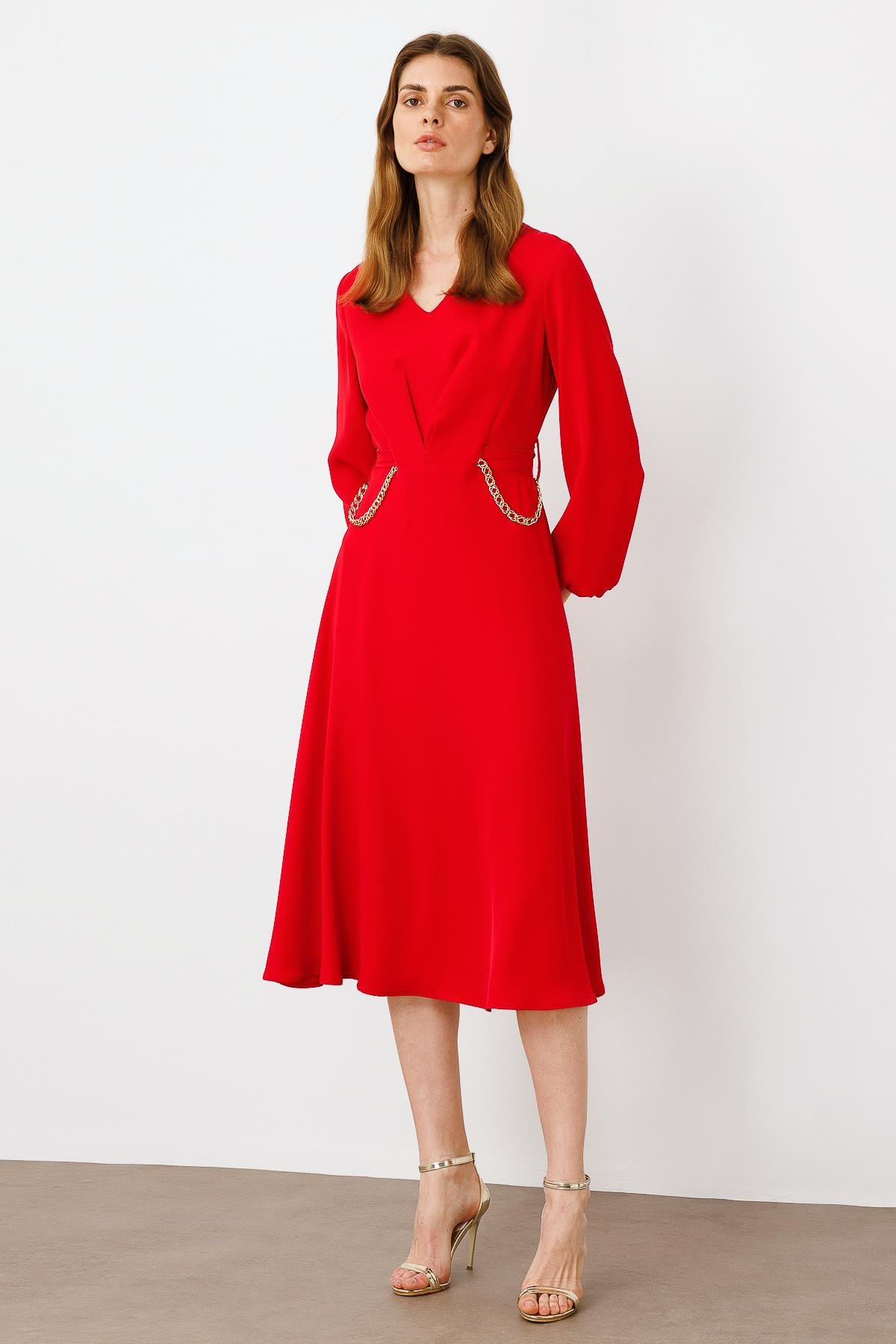 Modailgi  V Yaka Pileli Beli Tünel Detaylı Kuşak ve Zincir Aksesuarlı Elbise Kırmızı