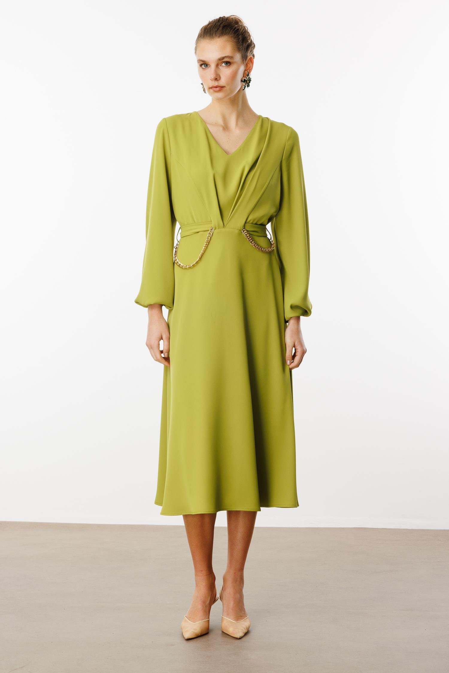 Modailgi  V Yaka Pileli Beli Tünel Detaylı Kuşak ve Zincir Aksesuarlı Elbise Asit