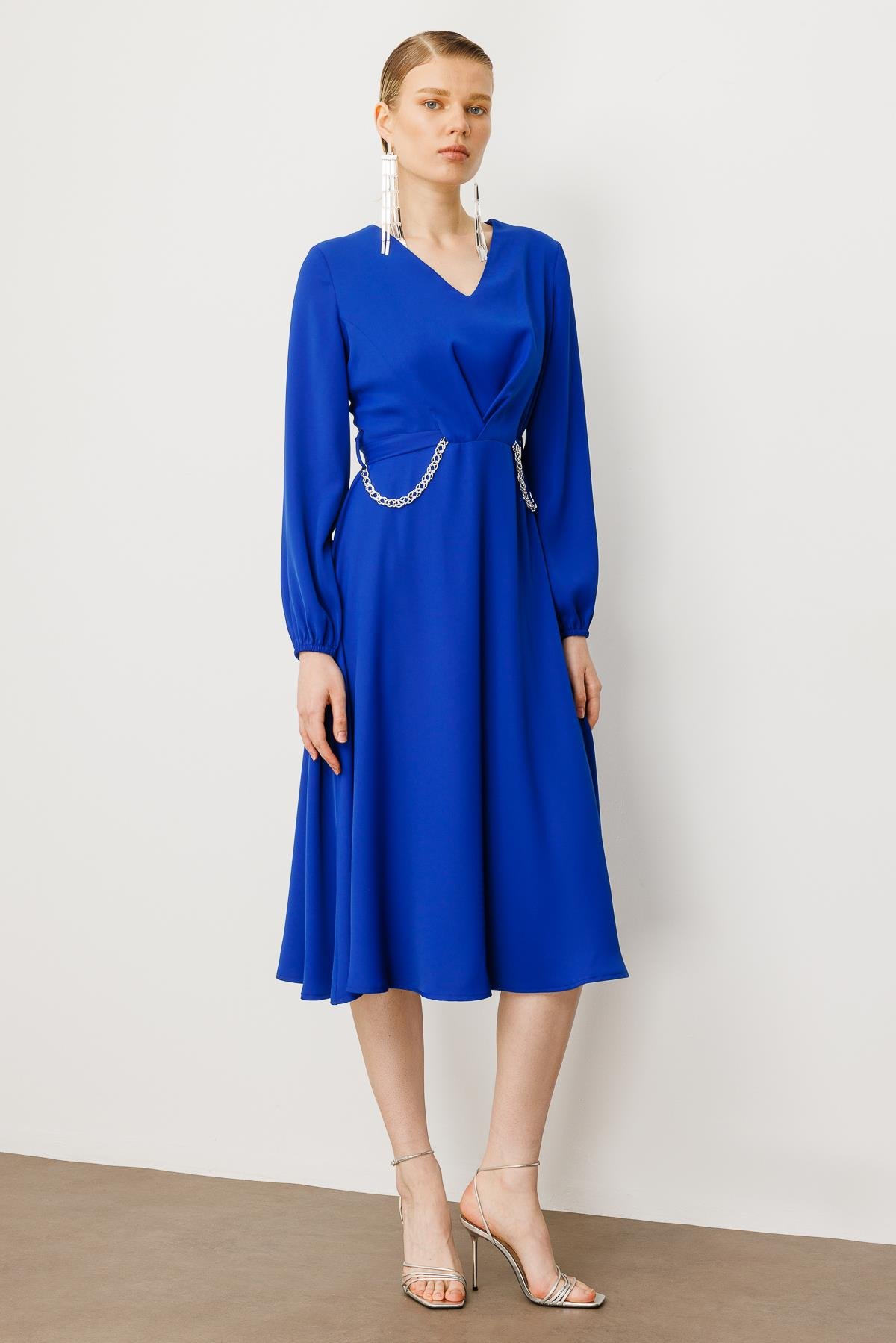 Modailgi  V Yaka Pileli Beli Tünel Detaylı Kuşak ve Zincir Aksesuarlı Elbise Saks